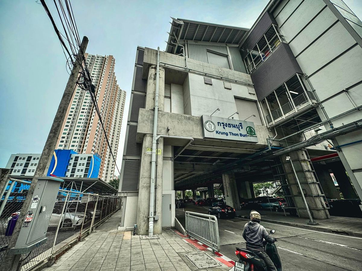 For SaleShop HouseWongwianyai, Charoennakor : 🌴 Commercial buildings in the economic district are only 100 meters next to BTS. Easy to get in-out. Convenient.