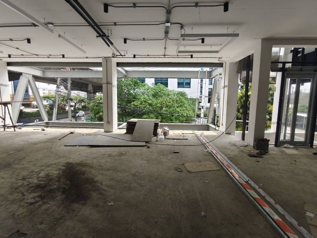 For RentRetail SpaceRama9, Petchburi, RCA : Rent a new building, Rama 9, a total area of ​​1,500 square meters, 20 parking. There is an elevator with a small billboard, a small hospital, clinic surgery, animal hospitals, luxury furniture center. Home decoration and Interior Design