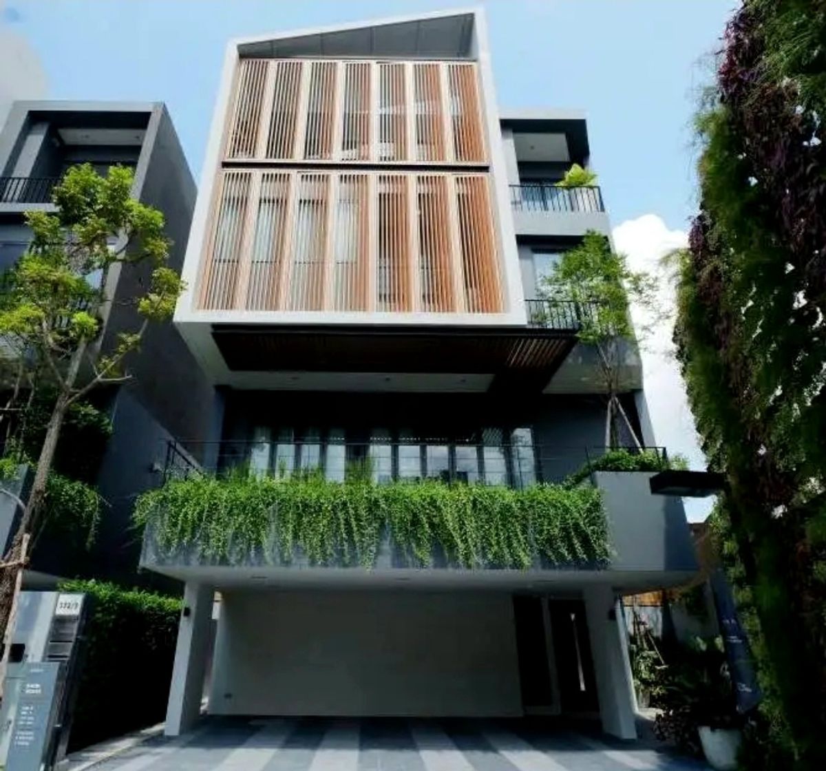 For RentHouseOnnut, Udomsuk : Super-luxury✨️ Detached house in heart of Ekkamai , Pet-friendly🐶🐱, has elevator and large rooftop garden☘️