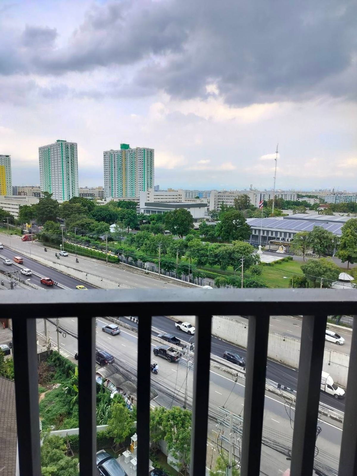 Sale DownCondoKasetsart, Ratchayothin : 📣 Sell books/down payment for So Origin Kaset Interchange 📍 Golden Location: Attached to Kasetsart University, Bang Khen, only 150 meters from BTS, Kasetsart University 🛣️ next to Phahonyothin Road, convenient transportation and complete facilities.