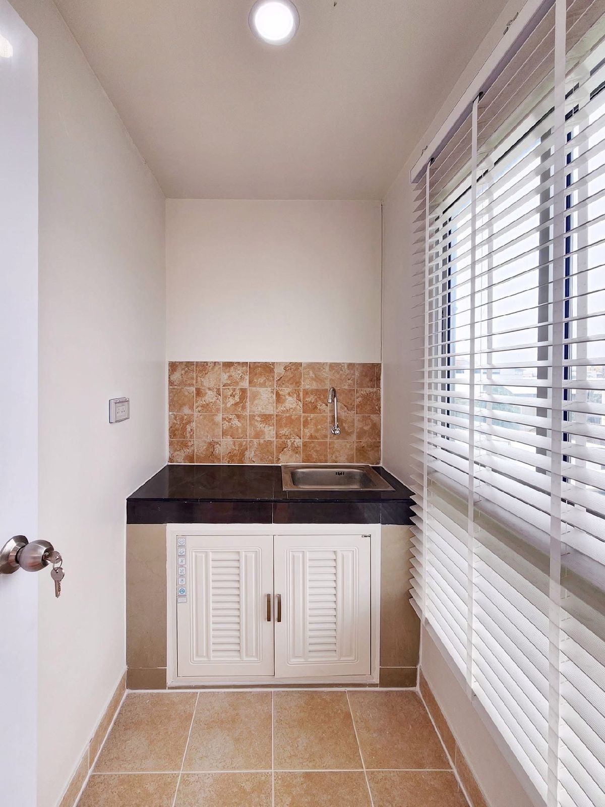 ขายคอนโดบางซื่อ วงศ์สว่าง เตาปูน : โครงการรีเจ้นท์โฮม 6/1 ประชาชื่น เป็นคอนโดที่ผ่อนถูกเเถมงานรีโนเวทสุดจึ้ง ห้องนี้ผ่อนเริ่มต้น 5,000 บาท ปังมากคุณน๊า