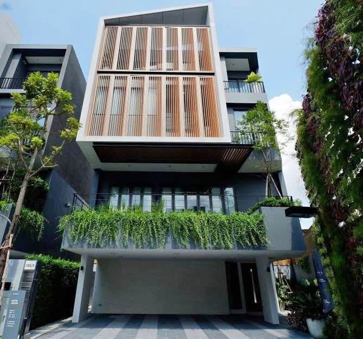บ้านอ่อนนุช อุดมสุข : ให้เช่าและขาย  บ้านเดี่ยว 3 ชั้น ห้องมุม พร้อมเฟอร์นิเจอร์ ตกแต่งสวยงาม ย่านอ่อนนุช-ศรีนครินทร์ ใกล้พิคคาเดลลี่ แบงค์ค็อก เพียง 400 เมตร