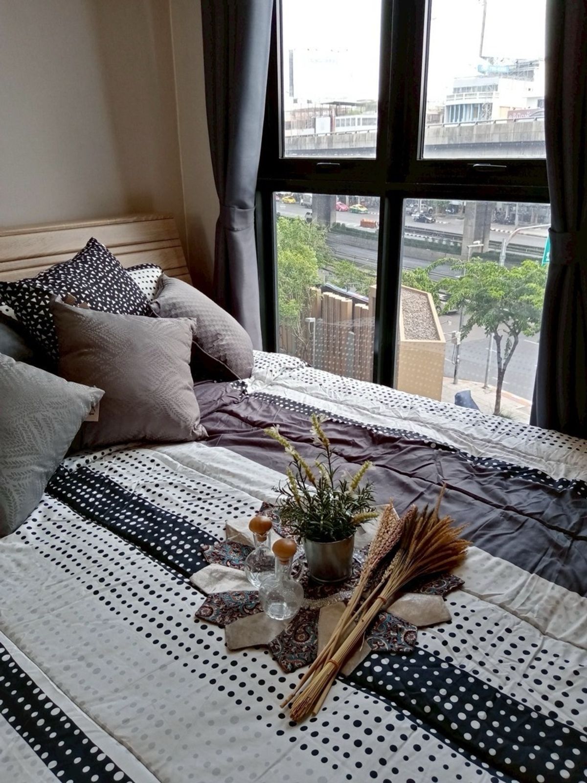 For RentCondoPinklao, Charansanitwong : @condomedium 📍 Rent PLUM Condo Pinklao Station. The room has a washing machine [PM2591].