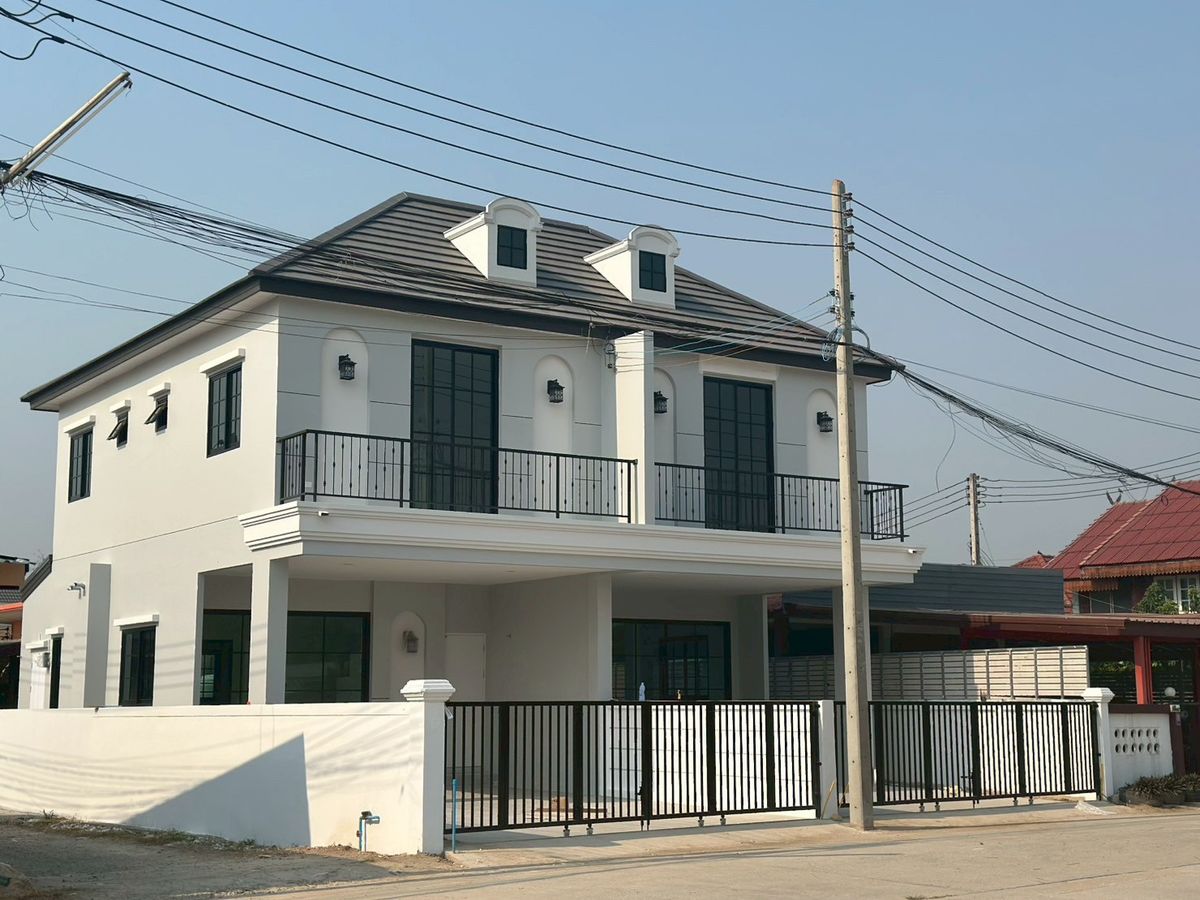 ขายเชียงใหม่ : 双层殖民风格联排别墅 Twin House, Colonial Style  บ้านแฝด 𝟐 ชั้น สไตล์ 𝐂𝐨𝐥𝐨𝐧𝐢𝐚𝐥  