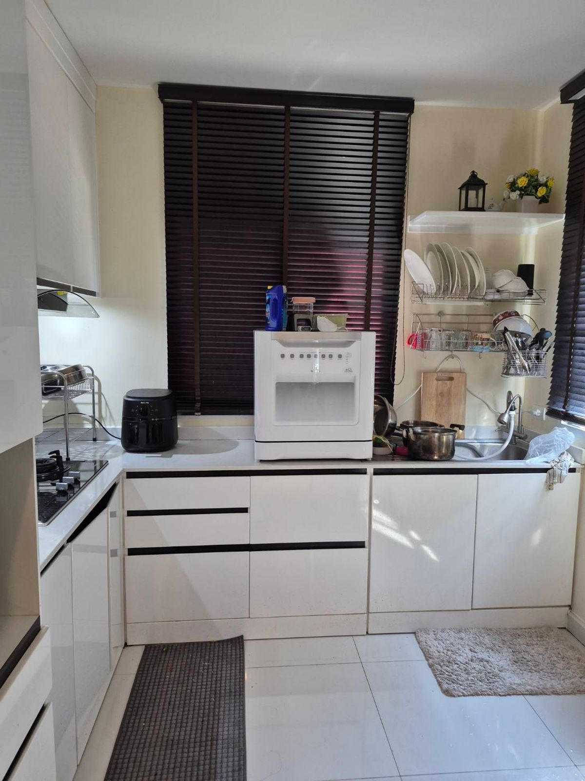 HousePattanakan, Srinakarin : House for rent/sell. Interested, please call or LINE 0938563451 Khun Nee.