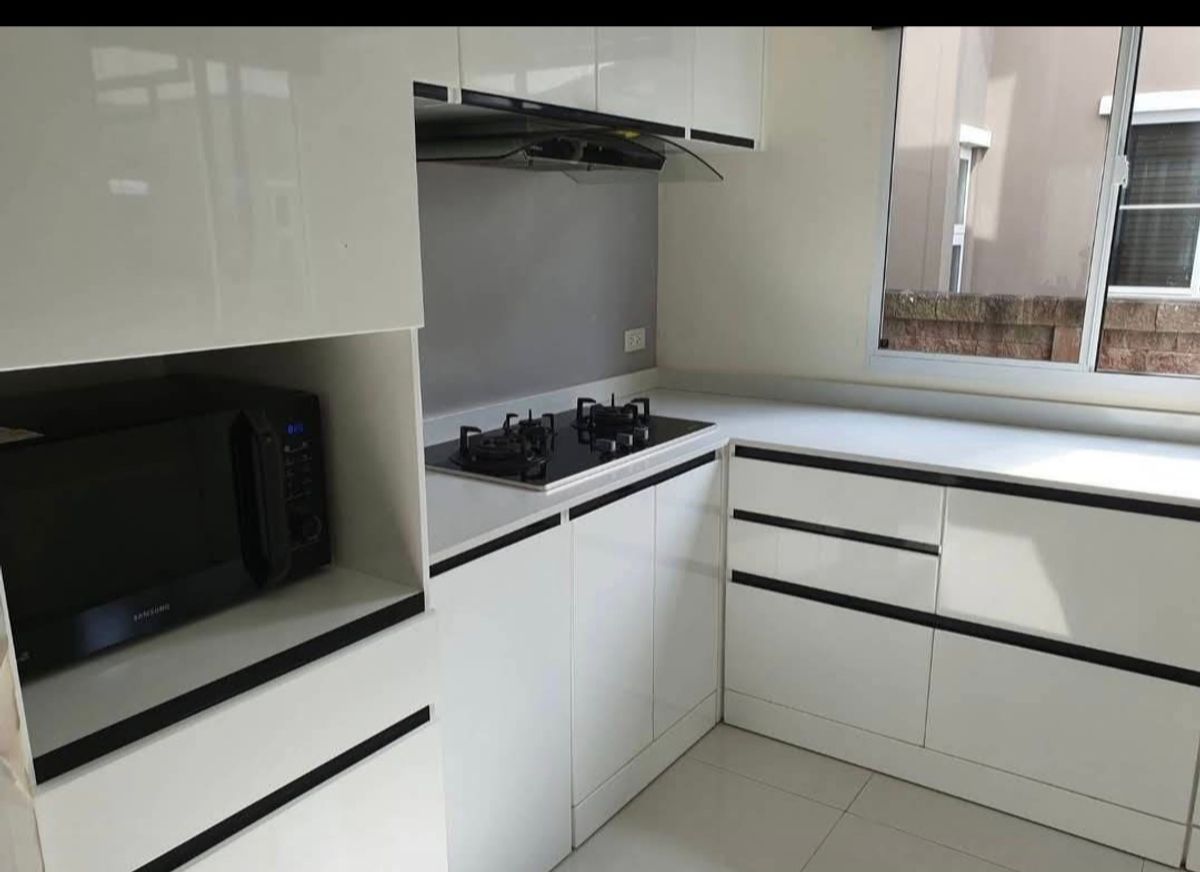 HousePattanakan, Srinakarin : House for rent/sell. Interested, please call or LINE 0938563451 Khun Nee.