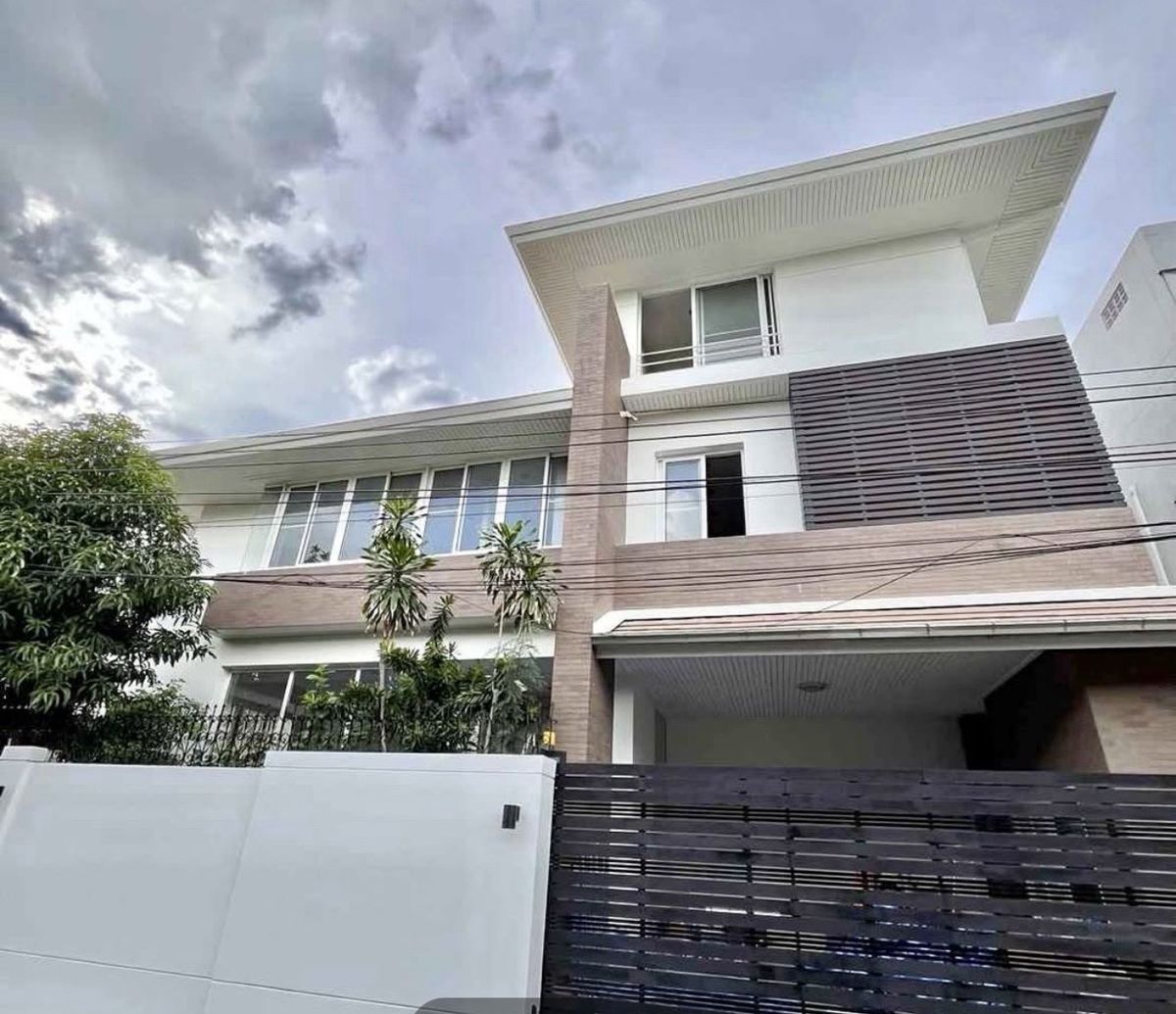 ให้เช่าอาคารพาณิชย์รัชดา ห้วยขวาง : ให้เช่าบ้านเดี่ยว 3 ชั้นหรู LuxuryHouse เนื้อที่ 73 ตร.ว พื้นที่ใช้สอย 800ตร.ม 6 ห้องนอน 6ห้องน้ำ เฟอร์ครบ ถนน รัชดา ห้วยขวาง ราคาเช่า 180,000 บ/ด 