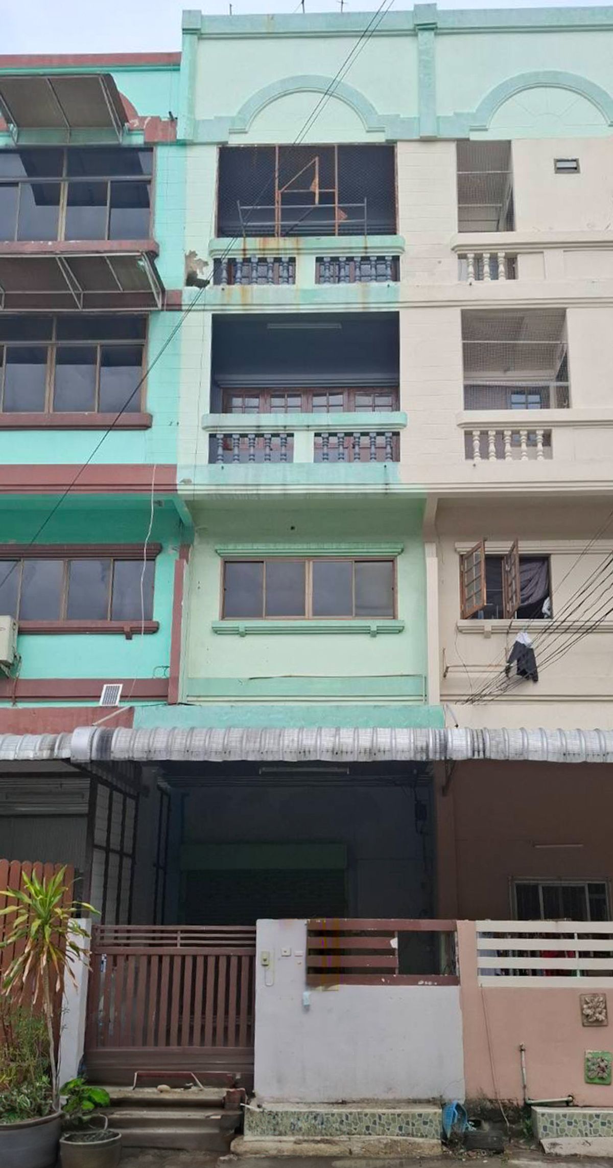 For SaleShop HouseLadprao101, Happy Land, The Mall Bang Kapi : Commercial building, Sindhorn Village / 4.5 (Sell), Commercial Building Sindhorn Village / 4.5 Floors (For Sale) Pik055