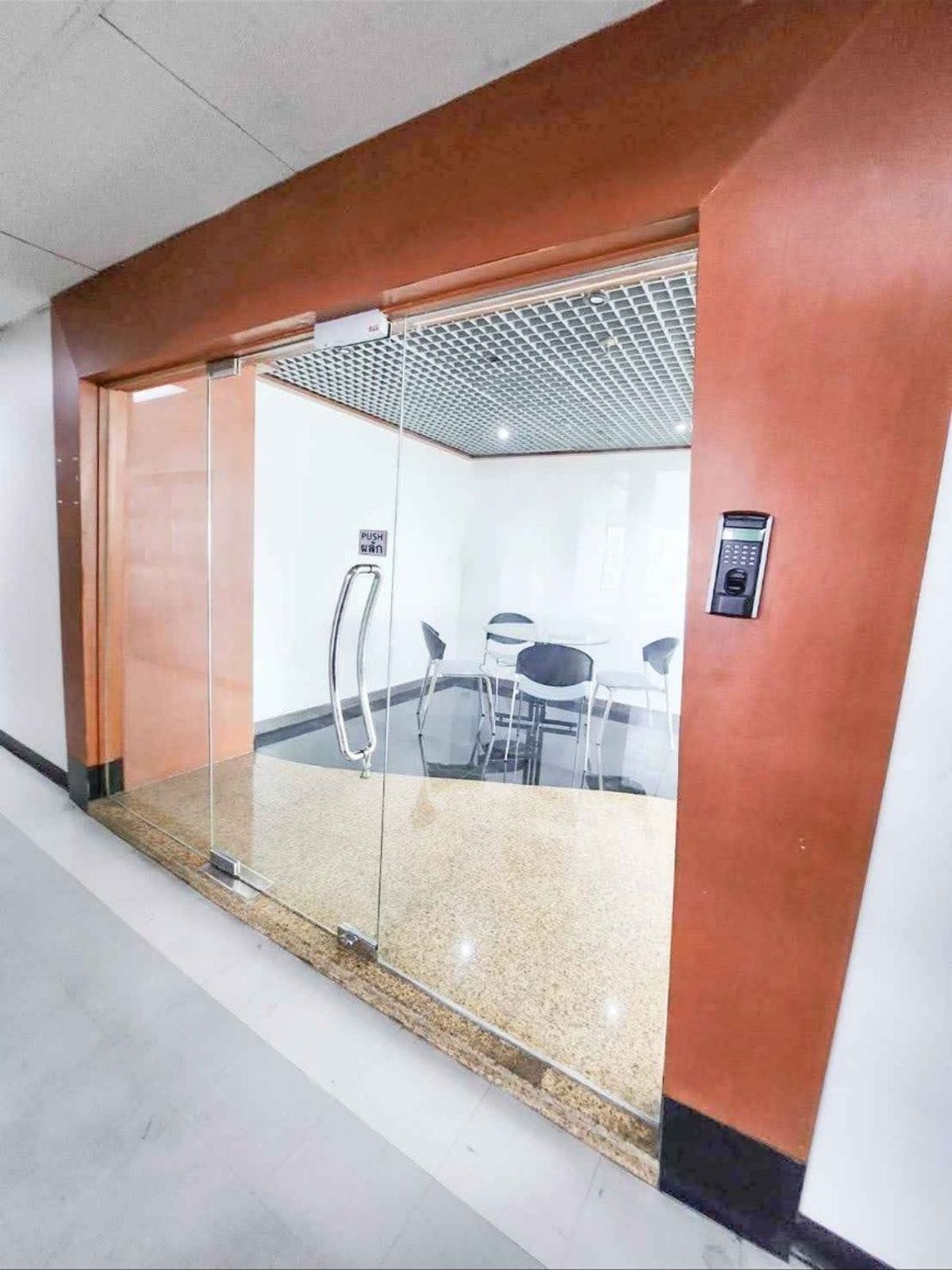 For SaleOfficeSukhumvit, Asoke, Thonglor : ★ Prime Location ★ Selling office, good location With the Central Office of Ekkamai Modern Town (EKKAMAI Soi 3)