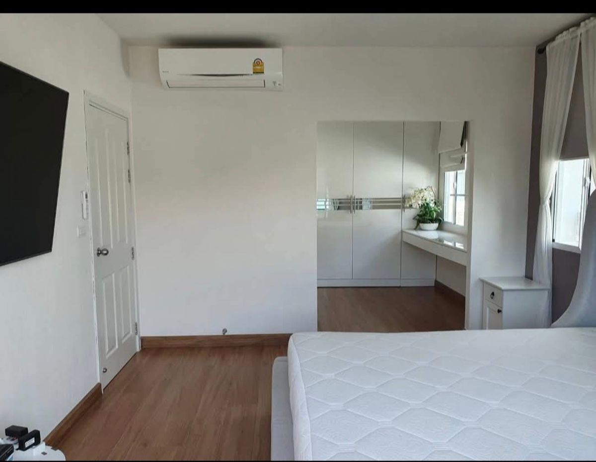 HousePattanakan, Srinakarin : House for rent/sell. Interested, please call or LINE 0938563451 Khun Nee.