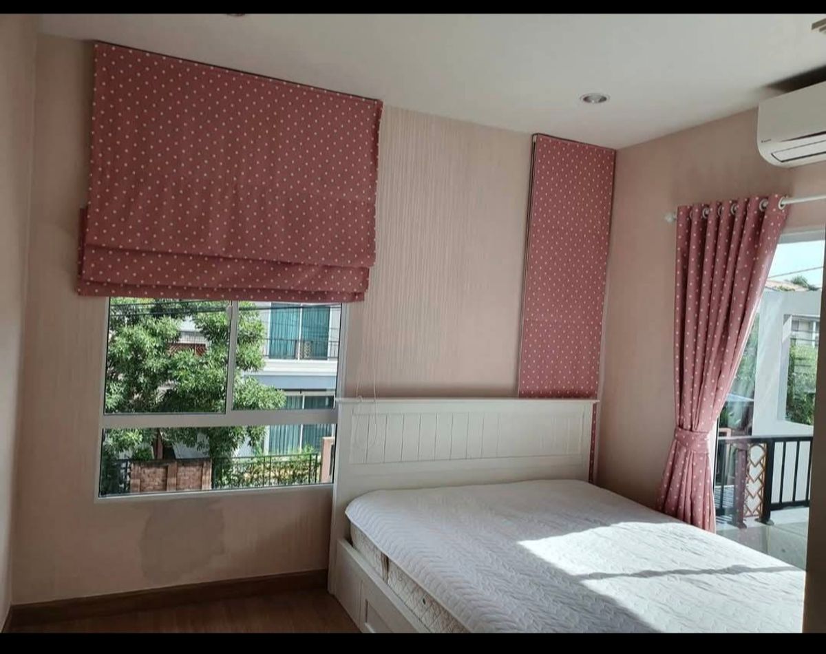 HousePattanakan, Srinakarin : House for rent/sell. Interested, please call or LINE 0938563451 Khun Nee.
