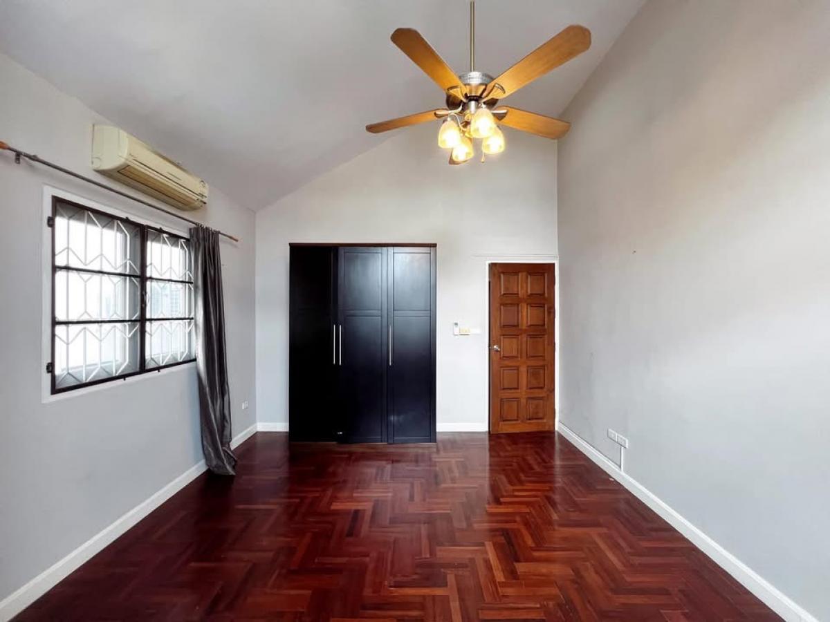 ขายบ้านบางนา แบริ่ง ลาซาล : 🔥 [ ขายด่วน ] บ้านเดี่ยว 2 ชั้น [ 5 ห้องนอน 4 ห้องน้ำ ]  หมู่บ้านบางนาวิลล่า บางนาตราด 39 พร้อมที่ดินกว้าง ใกล้ห้าง Central, Mega Bangna, Index และ ร.ร.นานาชาติ 3 โรงเรียน - เงียบสงบเป็นส่วนตัว พร้อมอยู่ เพียง 8 ล้าน!! 👍 LC0035