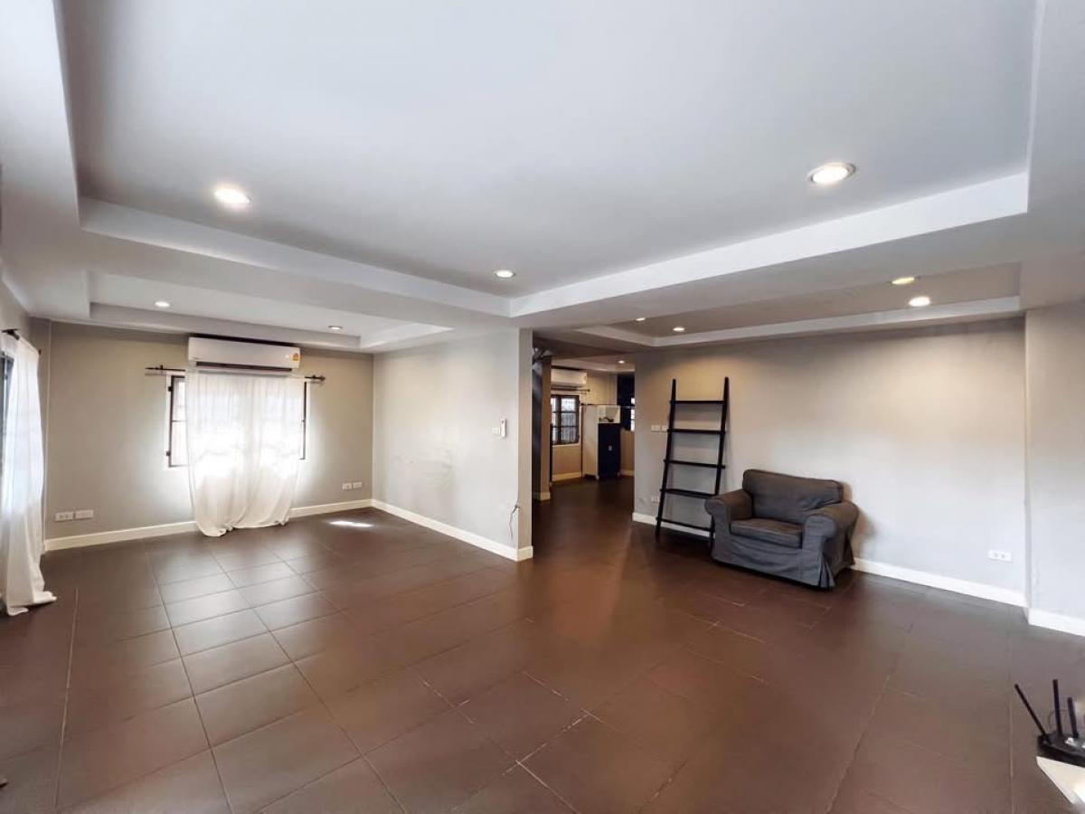 ขายบ้านบางนา แบริ่ง ลาซาล : 🔥 [ ขายด่วน ] บ้านเดี่ยว 2 ชั้น [ 5 ห้องนอน 4 ห้องน้ำ ]  หมู่บ้านบางนาวิลล่า บางนาตราด 39 พร้อมที่ดินกว้าง ใกล้ห้าง Central, Mega Bangna, Index และ ร.ร.นานาชาติ 3 โรงเรียน - เงียบสงบเป็นส่วนตัว พร้อมอยู่ เพียง 8 ล้าน!! 👍 LC0035