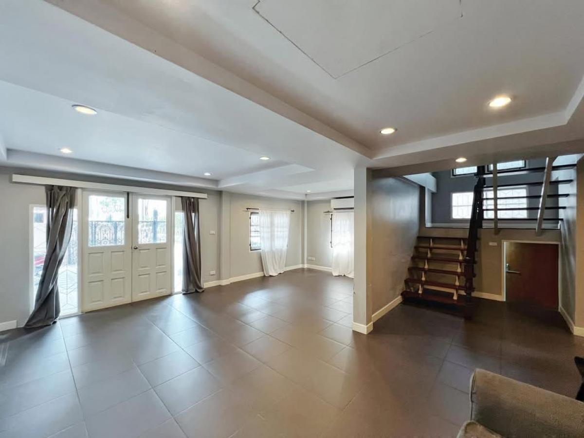 ขายบ้านบางนา แบริ่ง ลาซาล : 🔥 [ ขายด่วน ] บ้านเดี่ยว 2 ชั้น [ 5 ห้องนอน 4 ห้องน้ำ ]  หมู่บ้านบางนาวิลล่า บางนาตราด 39 พร้อมที่ดินกว้าง ใกล้ห้าง Central, Mega Bangna, Index และ ร.ร.นานาชาติ 3 โรงเรียน - เงียบสงบเป็นส่วนตัว พร้อมอยู่ เพียง 8 ล้าน!! 👍 LC0035