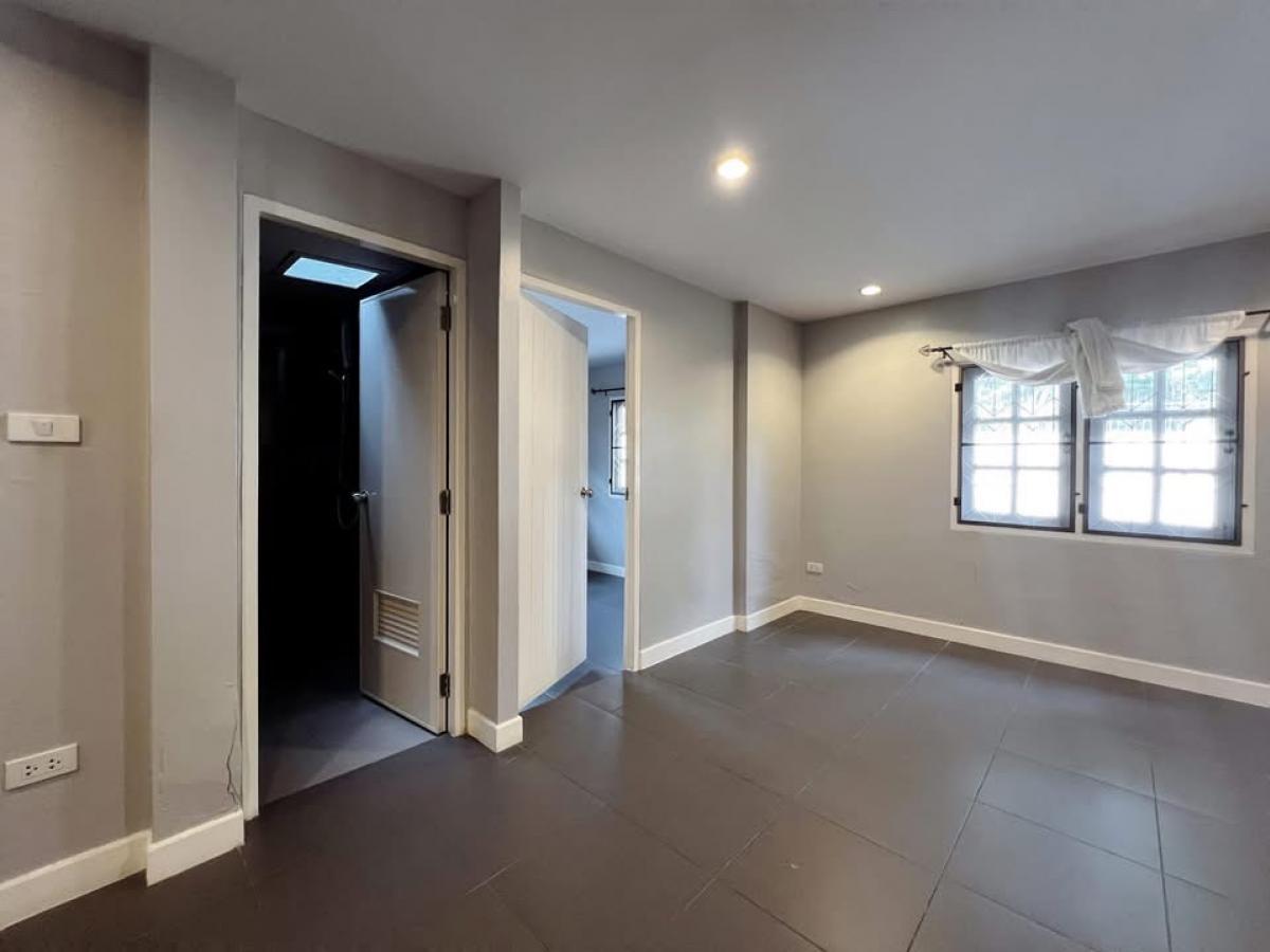 ขายบ้านบางนา แบริ่ง ลาซาล : 🔥 [ ขายด่วน ] บ้านเดี่ยว 2 ชั้น [ 5 ห้องนอน 4 ห้องน้ำ ]  หมู่บ้านบางนาวิลล่า บางนาตราด 39 พร้อมที่ดินกว้าง ใกล้ห้าง Central, Mega Bangna, Index และ ร.ร.นานาชาติ 3 โรงเรียน - เงียบสงบเป็นส่วนตัว พร้อมอยู่ เพียง 8 ล้าน!! 👍 LC0035