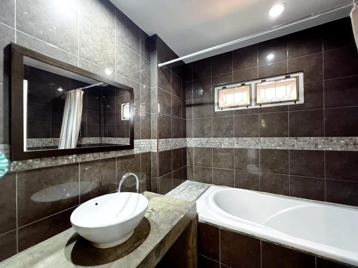 ขายบ้านบางนา แบริ่ง ลาซาล : 🔥 [ ขายด่วน ] บ้านเดี่ยว 2 ชั้น [ 5 ห้องนอน 4 ห้องน้ำ ]  หมู่บ้านบางนาวิลล่า บางนาตราด 39 พร้อมที่ดินกว้าง ใกล้ห้าง Central, Mega Bangna, Index และ ร.ร.นานาชาติ 3 โรงเรียน - เงียบสงบเป็นส่วนตัว พร้อมอยู่ เพียง 8 ล้าน!! 👍 LC0035