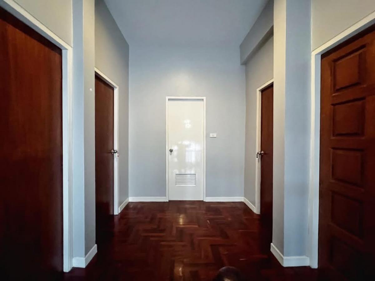 ขายบ้านบางนา แบริ่ง ลาซาล : 🔥 [ ขายด่วน ] บ้านเดี่ยว 2 ชั้น [ 5 ห้องนอน 4 ห้องน้ำ ]  หมู่บ้านบางนาวิลล่า บางนาตราด 39 พร้อมที่ดินกว้าง ใกล้ห้าง Central, Mega Bangna, Index และ ร.ร.นานาชาติ 3 โรงเรียน - เงียบสงบเป็นส่วนตัว พร้อมอยู่ เพียง 8 ล้าน!! 👍 LC0035