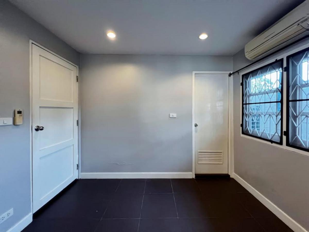 ขายบ้านบางนา แบริ่ง ลาซาล : 🔥 [ ขายด่วน ] บ้านเดี่ยว 2 ชั้น [ 5 ห้องนอน 4 ห้องน้ำ ]  หมู่บ้านบางนาวิลล่า บางนาตราด 39 พร้อมที่ดินกว้าง ใกล้ห้าง Central, Mega Bangna, Index และ ร.ร.นานาชาติ 3 โรงเรียน - เงียบสงบเป็นส่วนตัว พร้อมอยู่ เพียง 8 ล้าน!! 👍 LC0035