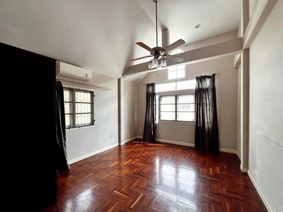 ขายบ้านบางนา แบริ่ง ลาซาล : 🔥 [ ขายด่วน ] บ้านเดี่ยว 2 ชั้น [ 5 ห้องนอน 4 ห้องน้ำ ]  หมู่บ้านบางนาวิลล่า บางนาตราด 39 พร้อมที่ดินกว้าง ใกล้ห้าง Central, Mega Bangna, Index และ ร.ร.นานาชาติ 3 โรงเรียน - เงียบสงบเป็นส่วนตัว พร้อมอยู่ เพียง 8 ล้าน!! 👍 LC0035