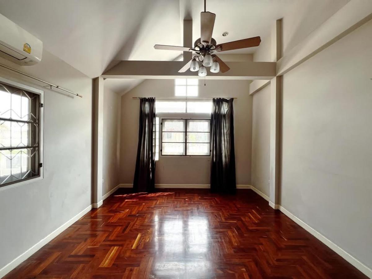 ขายบ้านบางนา แบริ่ง ลาซาล : 🔥 [ ขายด่วน ] บ้านเดี่ยว 2 ชั้น [ 5 ห้องนอน 4 ห้องน้ำ ]  หมู่บ้านบางนาวิลล่า บางนาตราด 39 พร้อมที่ดินกว้าง ใกล้ห้าง Central, Mega Bangna, Index และ ร.ร.นานาชาติ 3 โรงเรียน - เงียบสงบเป็นส่วนตัว พร้อมอยู่ เพียง 8 ล้าน!! 👍 LC0035