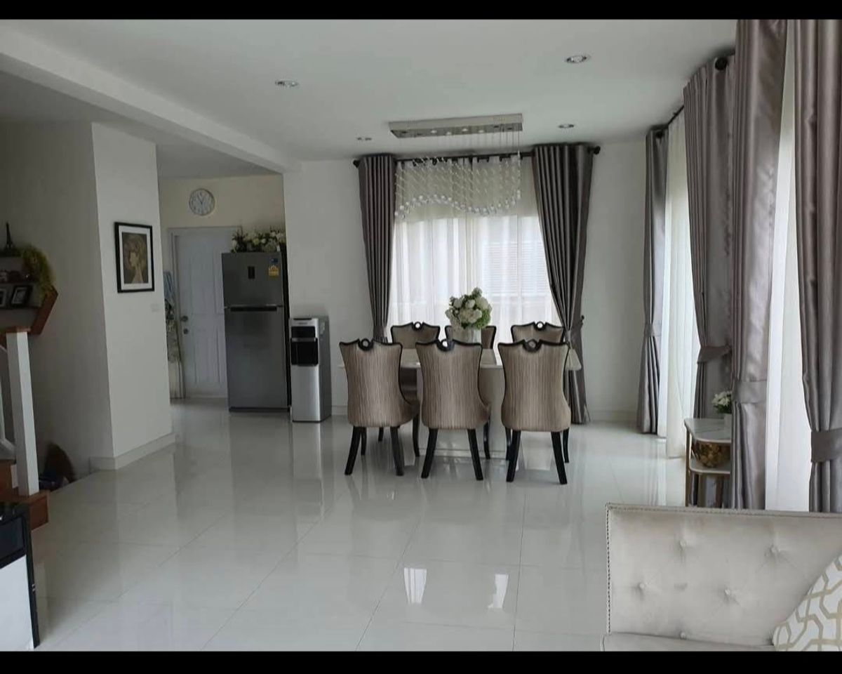 HousePattanakan, Srinakarin : House for rent/sell. Interested, please call or LINE 0938563451 Khun Nee.