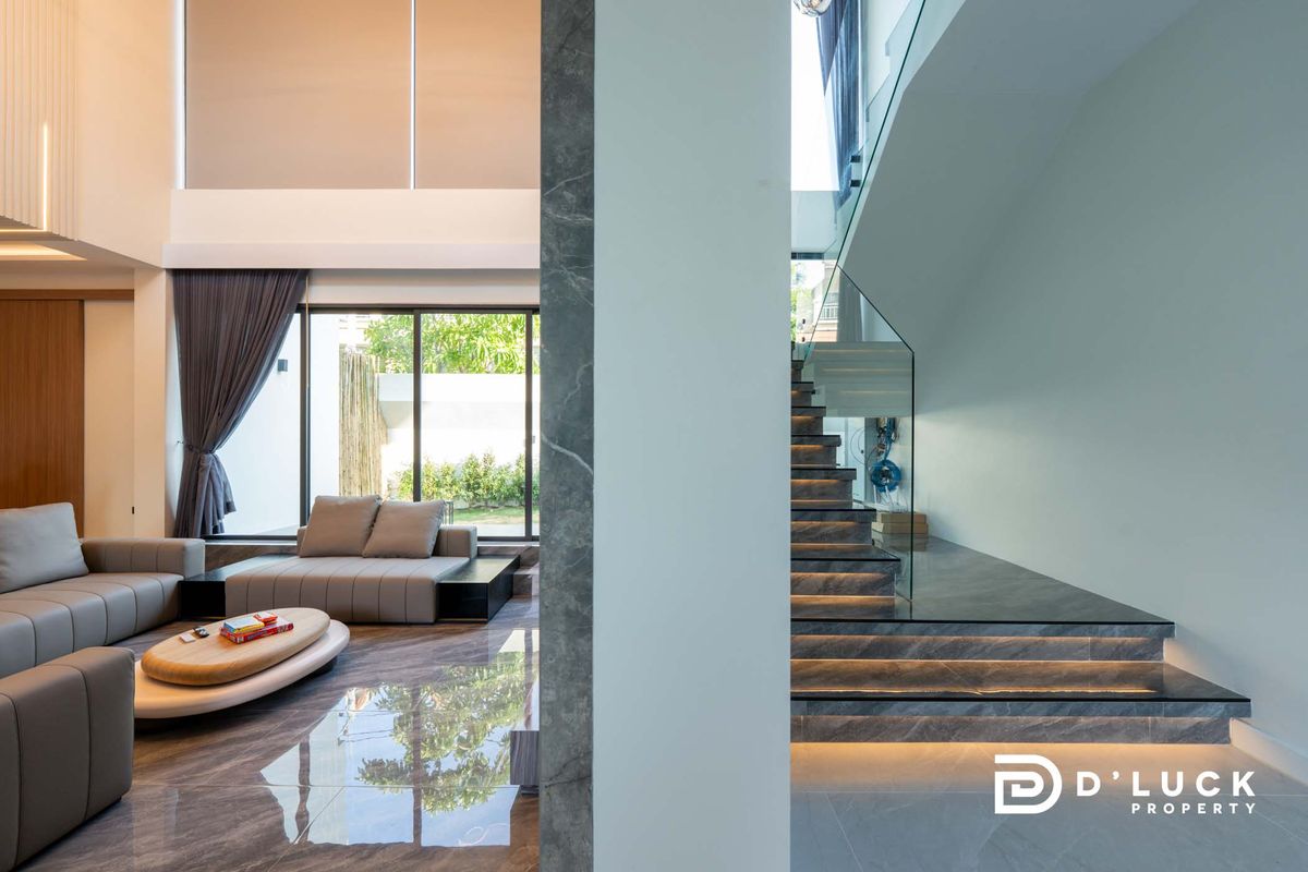 Pattaya, Bangsaen, Chonburi : Selling and renting a house, Pool Villa near the Sea of ​​Jomtien, ready to stay in 7 bedrooms