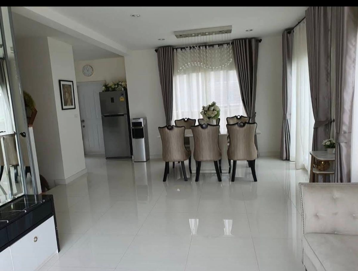 HousePattanakan, Srinakarin : House for rent/sell. Interested, please call or LINE 0938563451 Khun Nee.