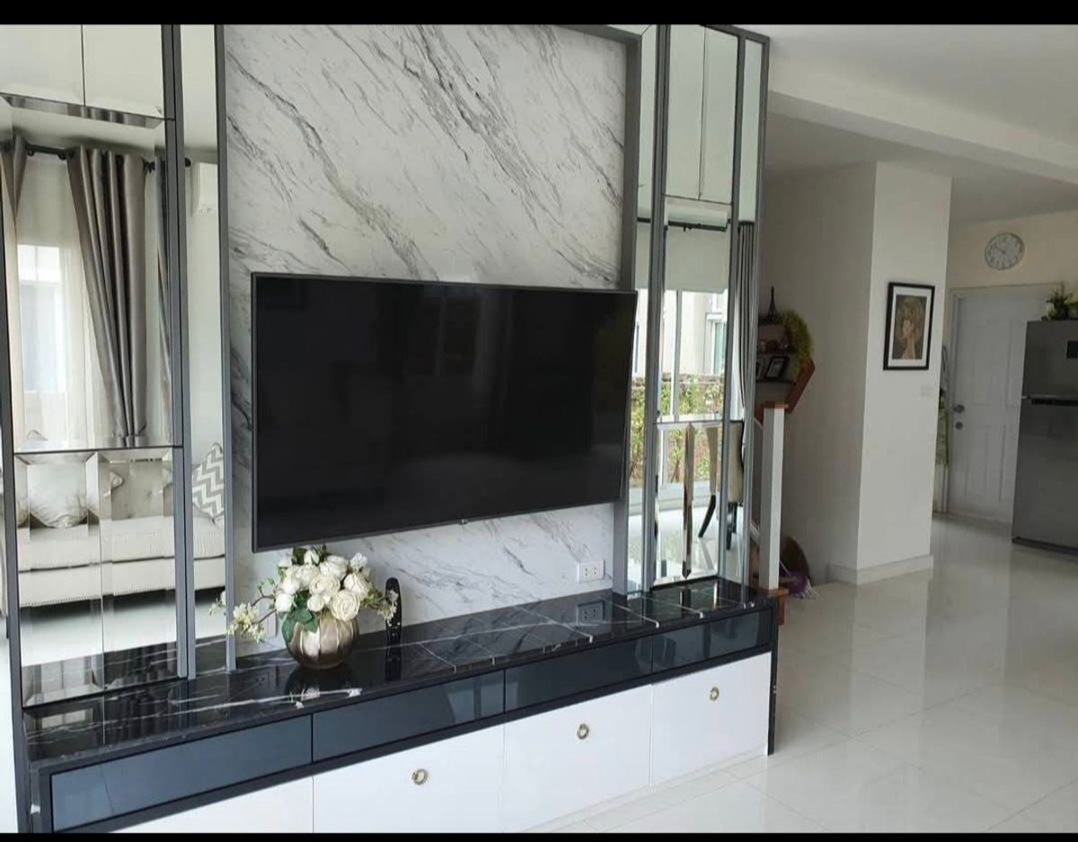 HousePattanakan, Srinakarin : House for rent/sell. Interested, please call or LINE 0938563451 Khun Nee.