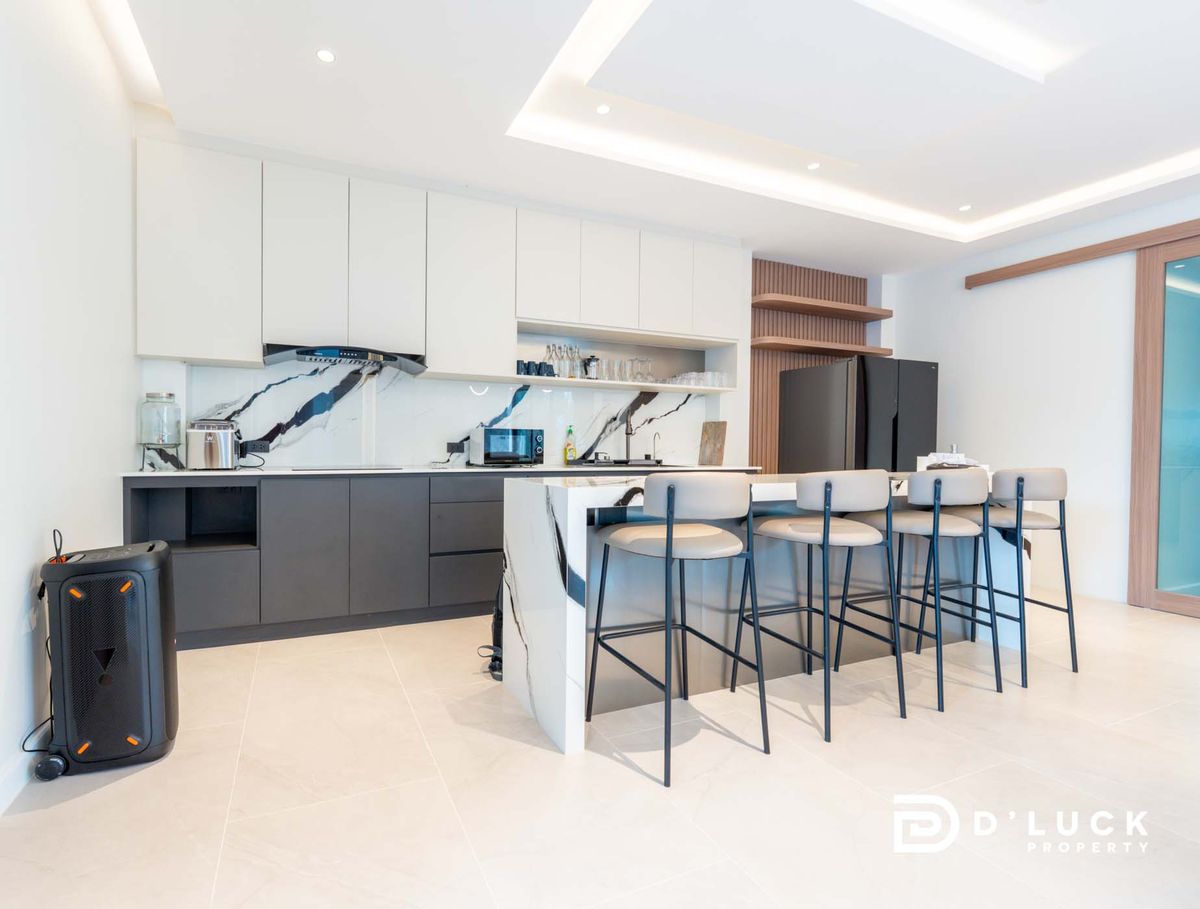 Pattaya, Bangsaen, Chonburi : Selling and renting a house, Pool Villa near the Sea of ​​Jomtien, ready to stay in 7 bedrooms