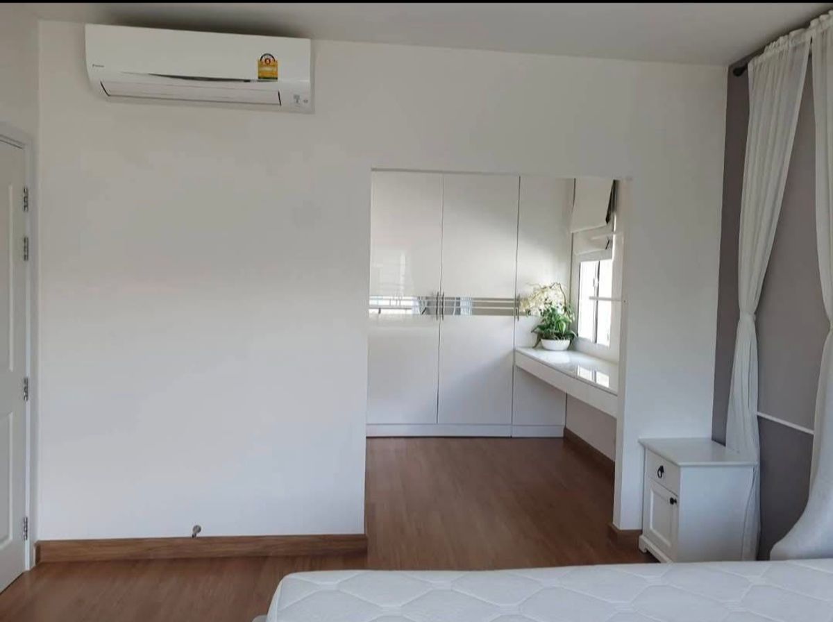 HousePattanakan, Srinakarin : House for rent/sell. Interested, please call or LINE 0938563451 Khun Nee.