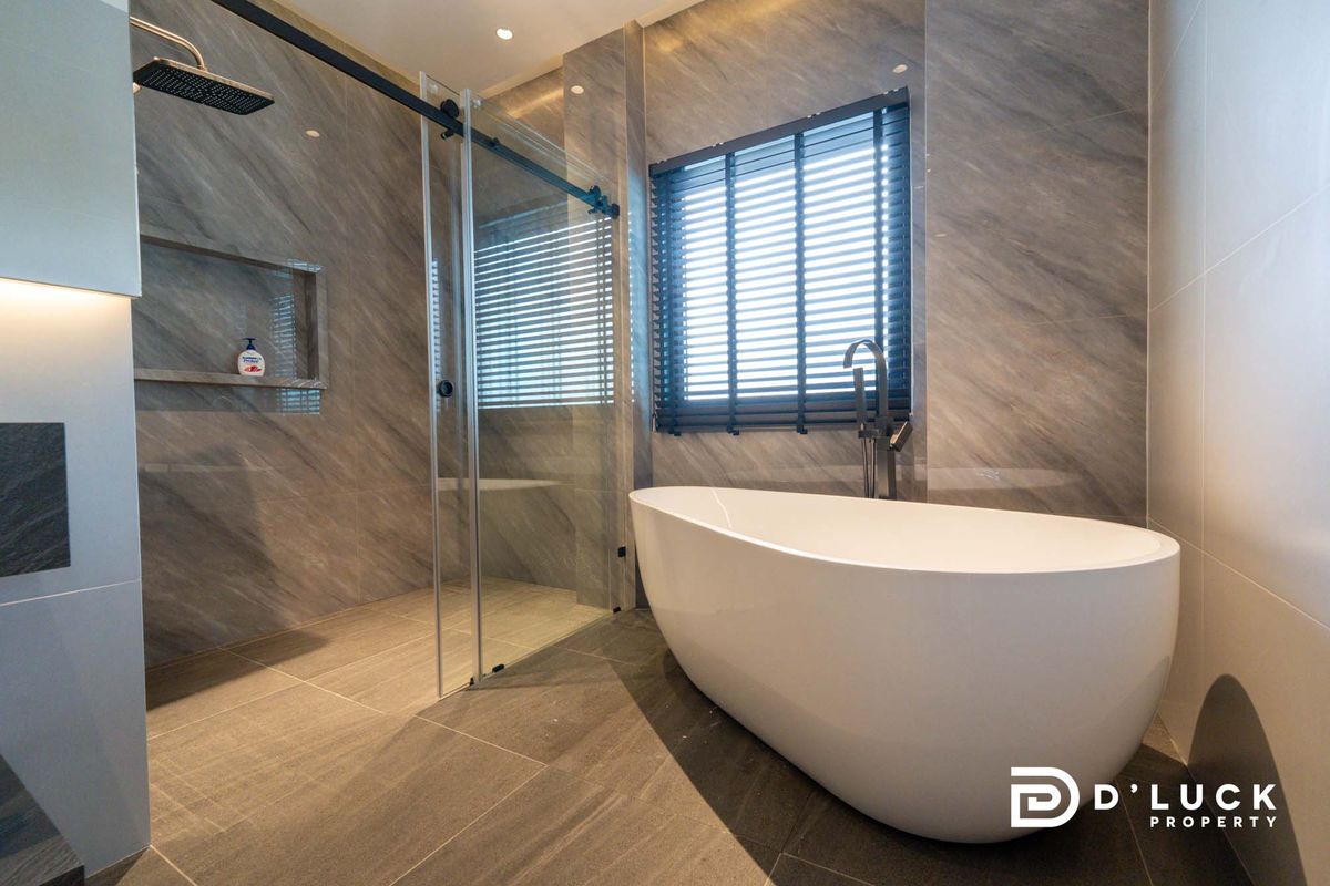 Pattaya, Bangsaen, Chonburi : Selling and renting a house, Pool Villa near the Sea of ​​Jomtien, ready to stay in 7 bedrooms