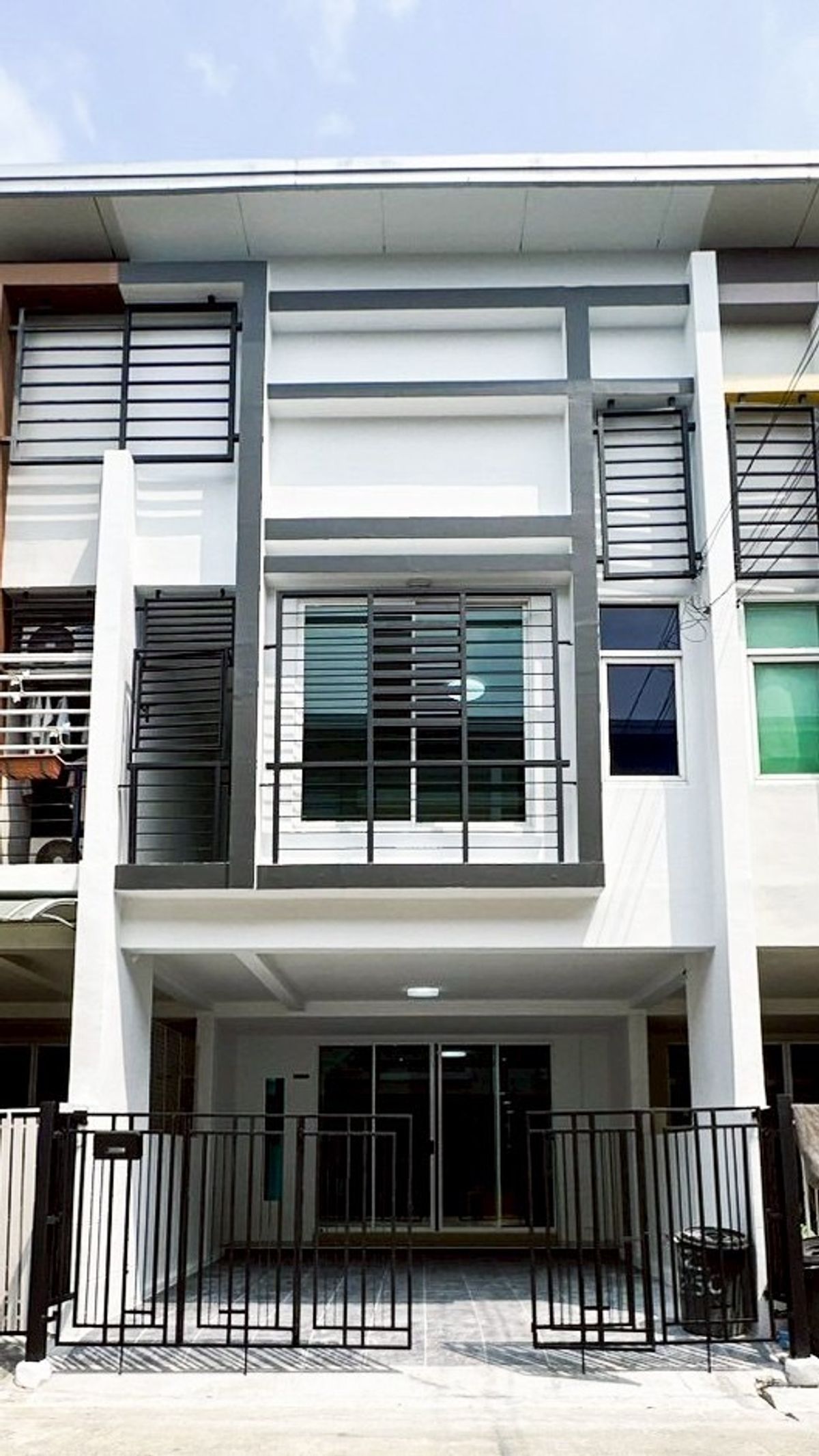 ขายทาวน์โฮมมีนบุรี-ร่มเกล้า : ขายทาวน์โฮม2 ชั้น มบ. อาร์เคพาร์ค RK Park(Ramindra-Minburi) ถนนหทัยราษฎร์ #ใกล้ตลาดมีนบุรี .👉แถมเฟอร์นิเจอร์ตามภาพ📍ห่างรถไฟฟ้า4กิโล #ใกล้BCสุวินทวงศ์ ✅รีโนเวทสวย ✅เพียง 2.65ล้าน ฟรีโอน-รายละเอียดทรัพย์- รหัส KW1049พื้นที่ 19.4 ตารางวา📌2ชั้น  4