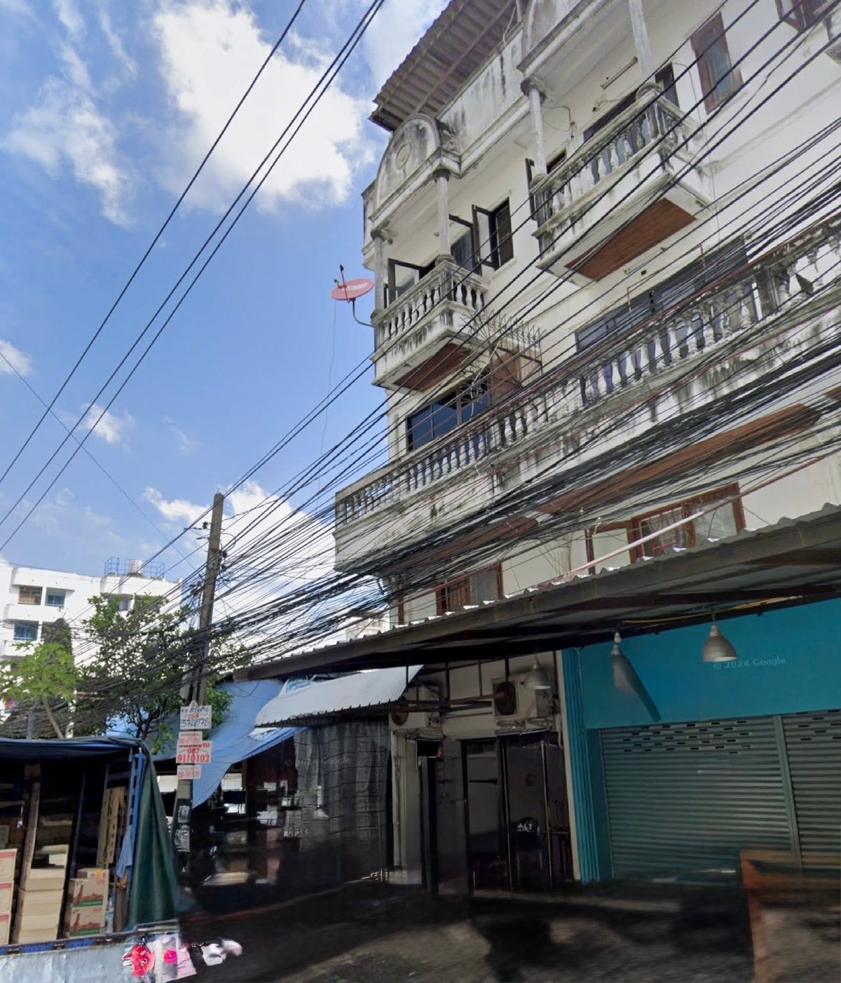 For RentShop HouseRatchadapisek, Huaikwang, Suttisan : For rent, 4 -story commercial building, Soi Pracha Uthit, Huai Khwang area, 2 km from MRT Huai Khwang