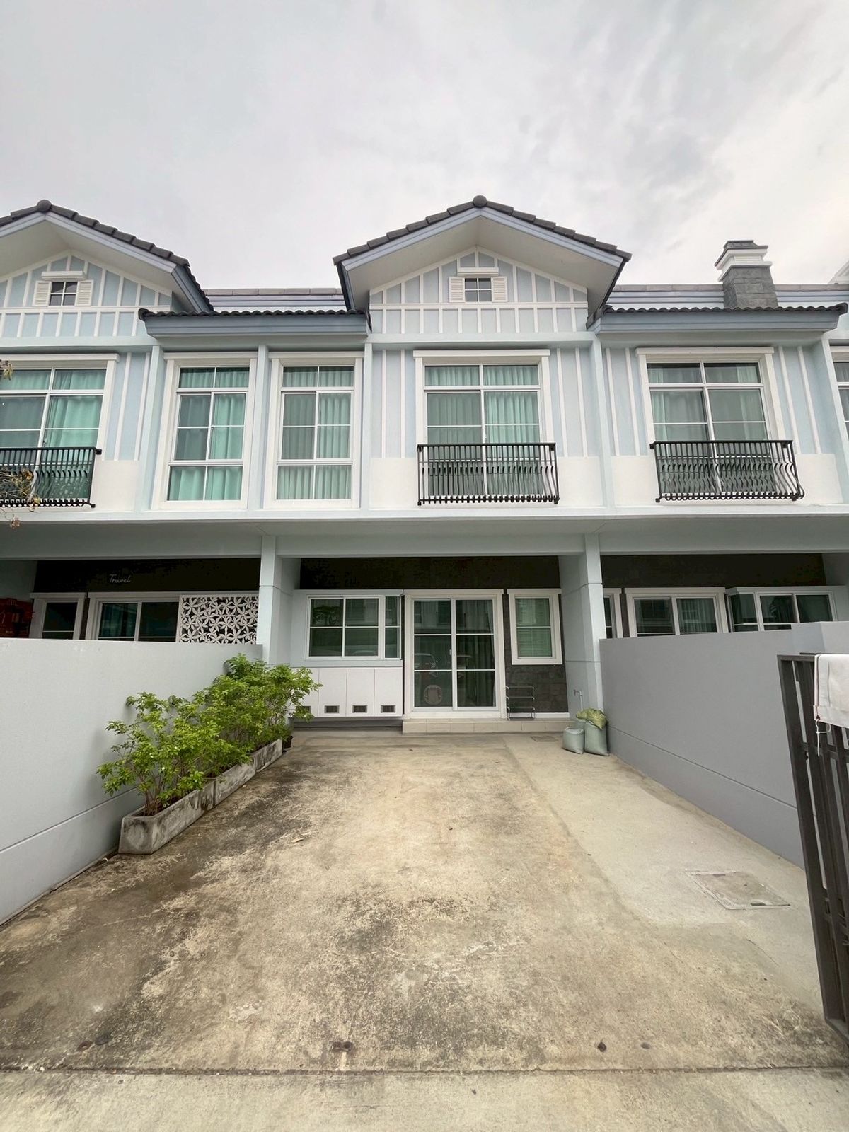 For RentHouseBangna, Bearing, Lasalle : TJ031✨🏡 曼谷 BANGNA 最舒适的联排别墅，仅此一套！带私人庭院 & 超级宠物友好！ ✨🏡 The Most Comfortable Townhome in Bangna, Bangkok-Only One Unit Availble! Private Garden & Super Pet-Friendly! The most livable townhome in Bang Na area, Bangkok only! With gardens