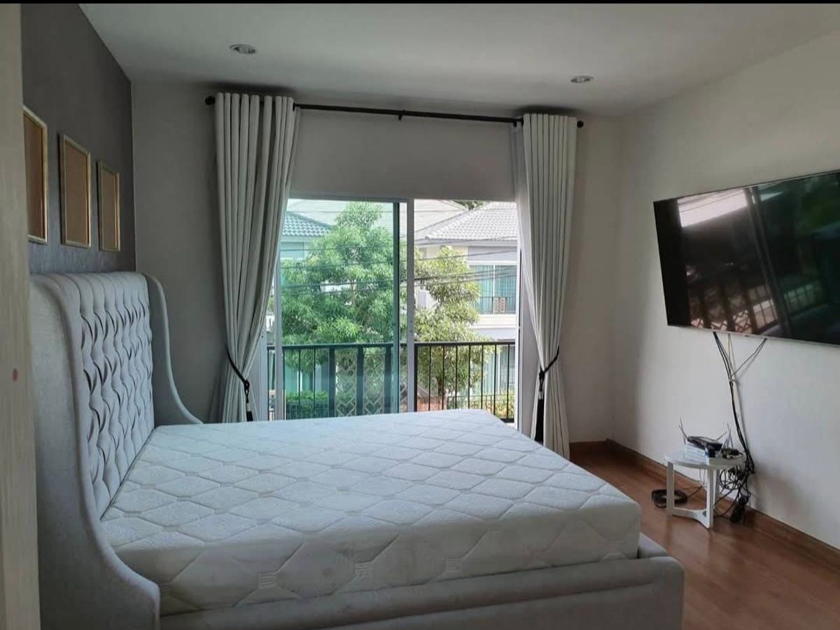HousePattanakan, Srinakarin : House for rent/sell. Interested, please call or LINE 0938563451 Khun Nee.