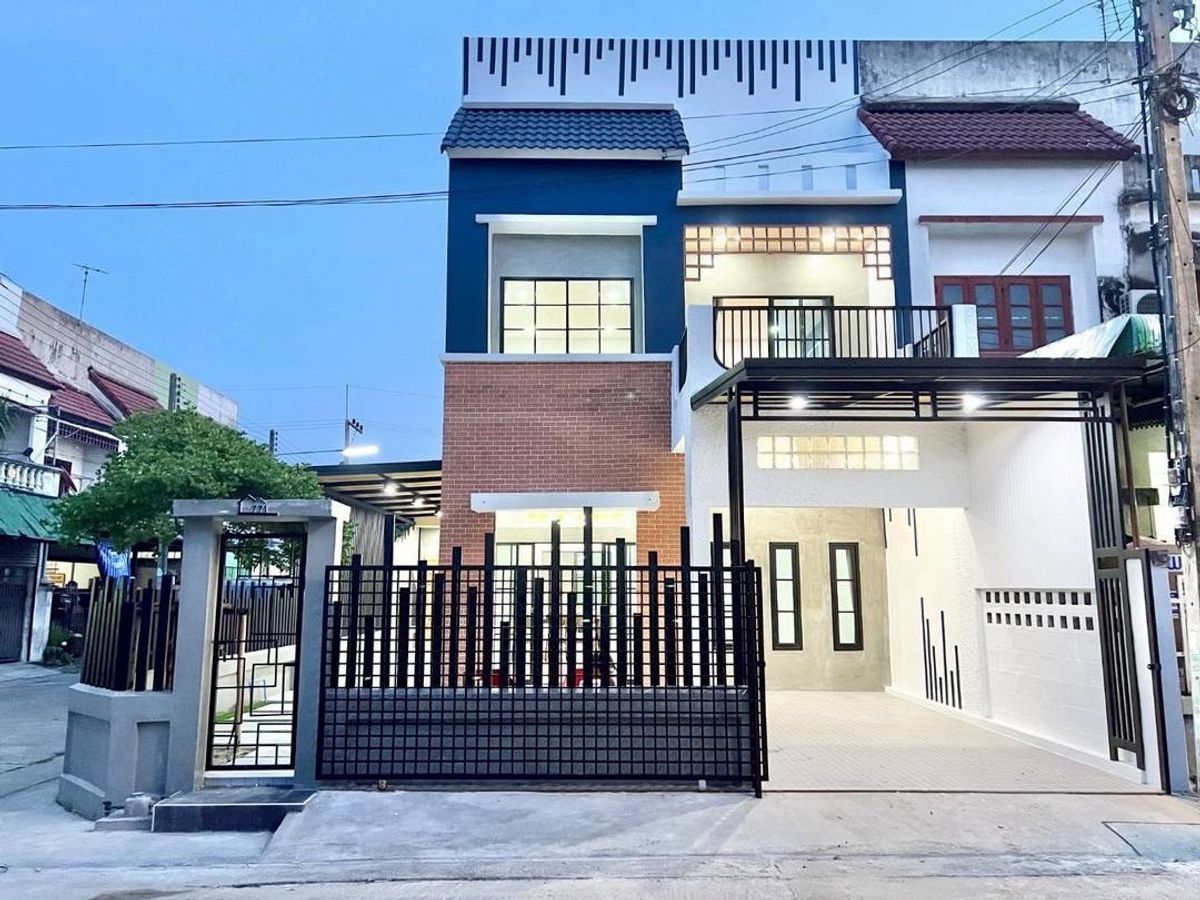 For SalePathum Thani,Rangsit, Thammasat : 2 -story twin house, Chom Fao Rangkun, Rangsit Khlong 2, Future Park Rangsit Department Store Dream World Big C Lotus Makro School Renovate is ready.