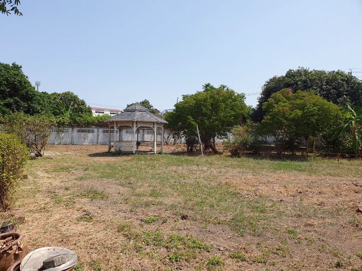 For SaleLandPattanakan, Srinakarin : 🚩 Sale #Bangkok Land 🌳 356 sq.w. (including 2 title deeds) ☆ Village athletes, Laem Thong 30, 1-1 intersection