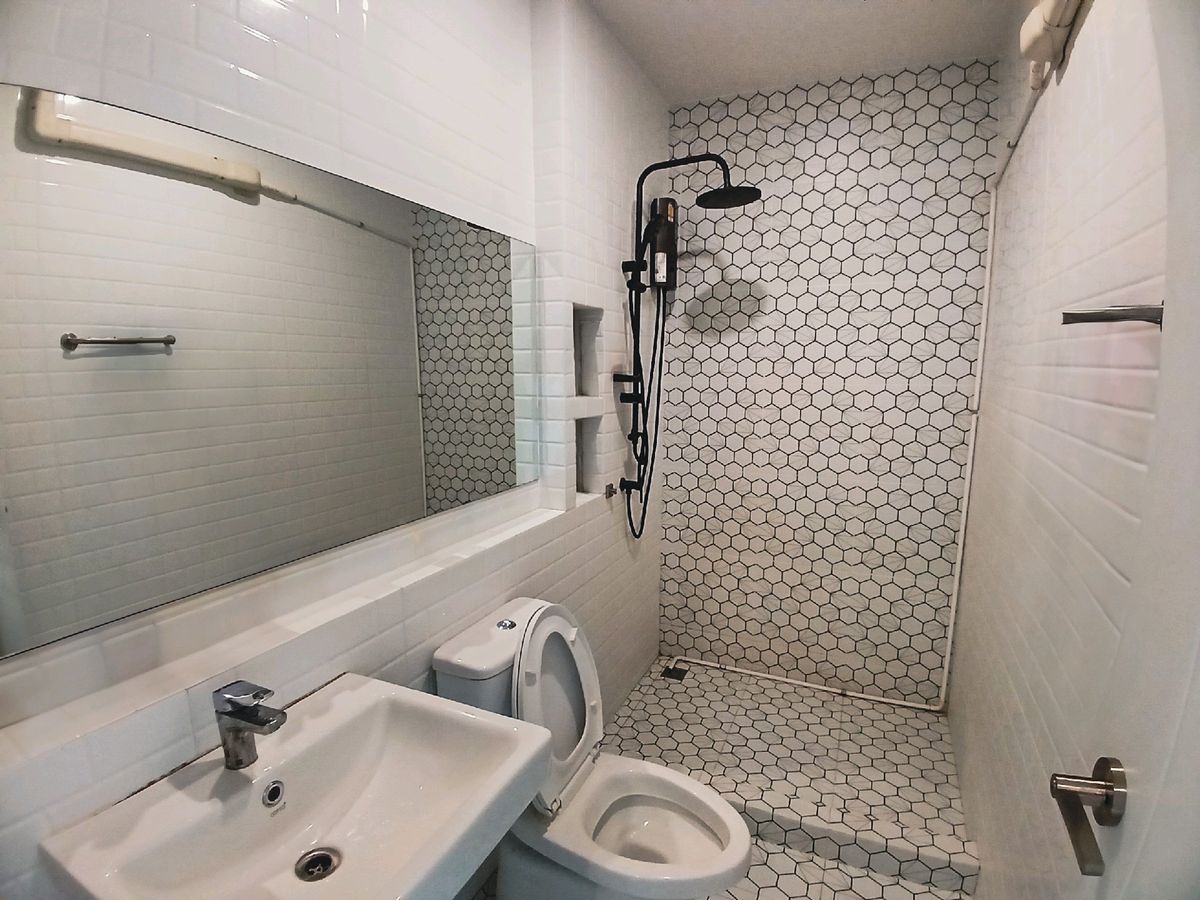 For RentHouseBangna, Bearing, Lasalle : 3-floor townhome for RENT in minimal style | Altitude Kraf Bangna, Good atmosphere with large garden view [ Welcome to pets ]