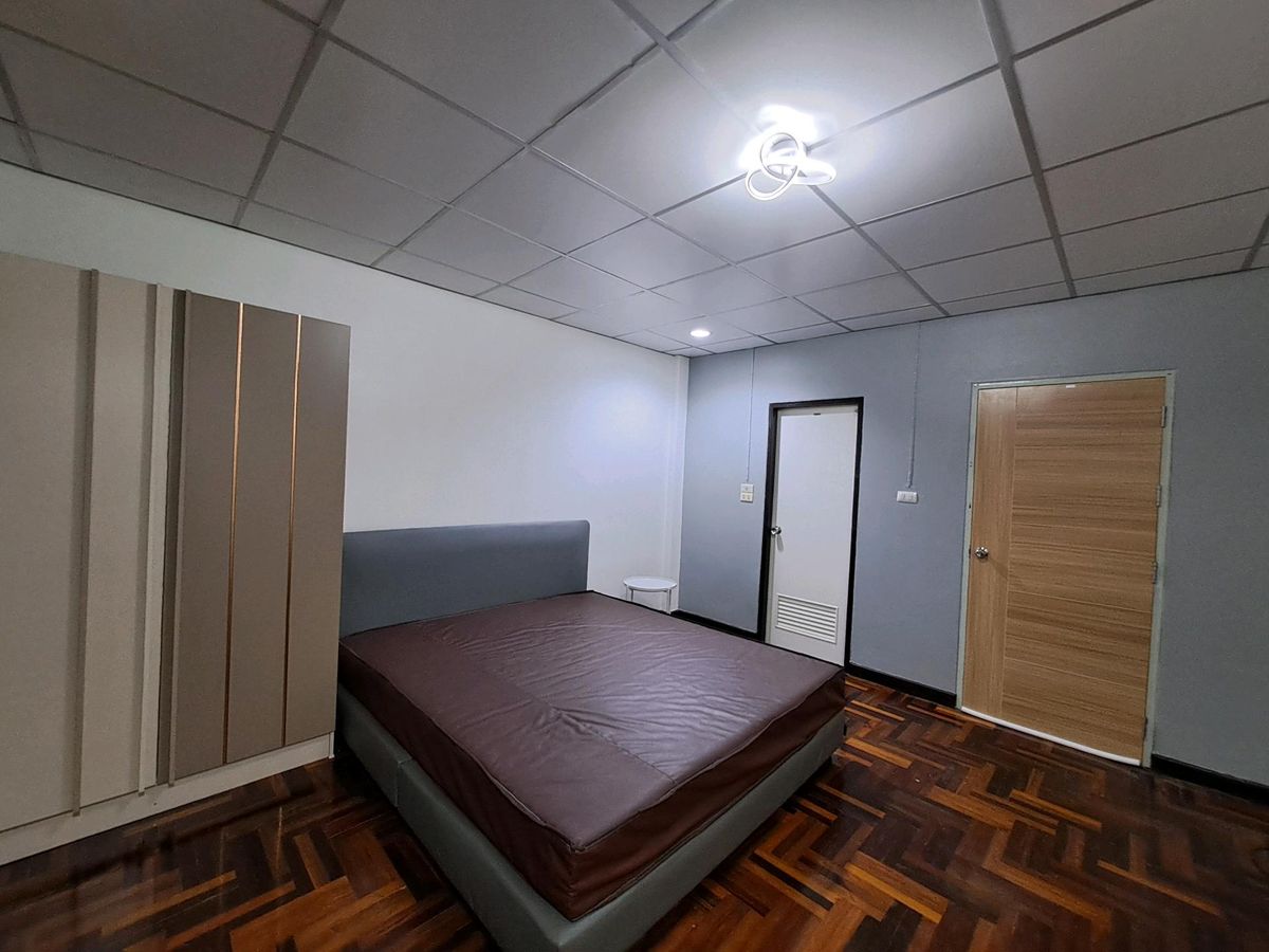 ให้เช่าทาวน์โฮมนวมินทร์ รามอินทรา : Townhome 3 ชั้น หมู่บ้าน ธนสิน 9  ให้เช่า 3 นอน 3น้ำ หมู่บ้านใกล้ ถนนใหญ่ ถนนนวมินทร์ ซอย นวมิยทร์ 86 ติดห้าง โลตัส สุขาภิบาล 1  หมู่บ้านอยู่ตรงข้าม ห้าง ไทวัสดุ สาขาถนนนวมินทร์  ใกล้ รพ.พญาไท นวมินทร  ซอยใหญ่ ไม่เปลี่บว ปากซอย มี ร้าน 711