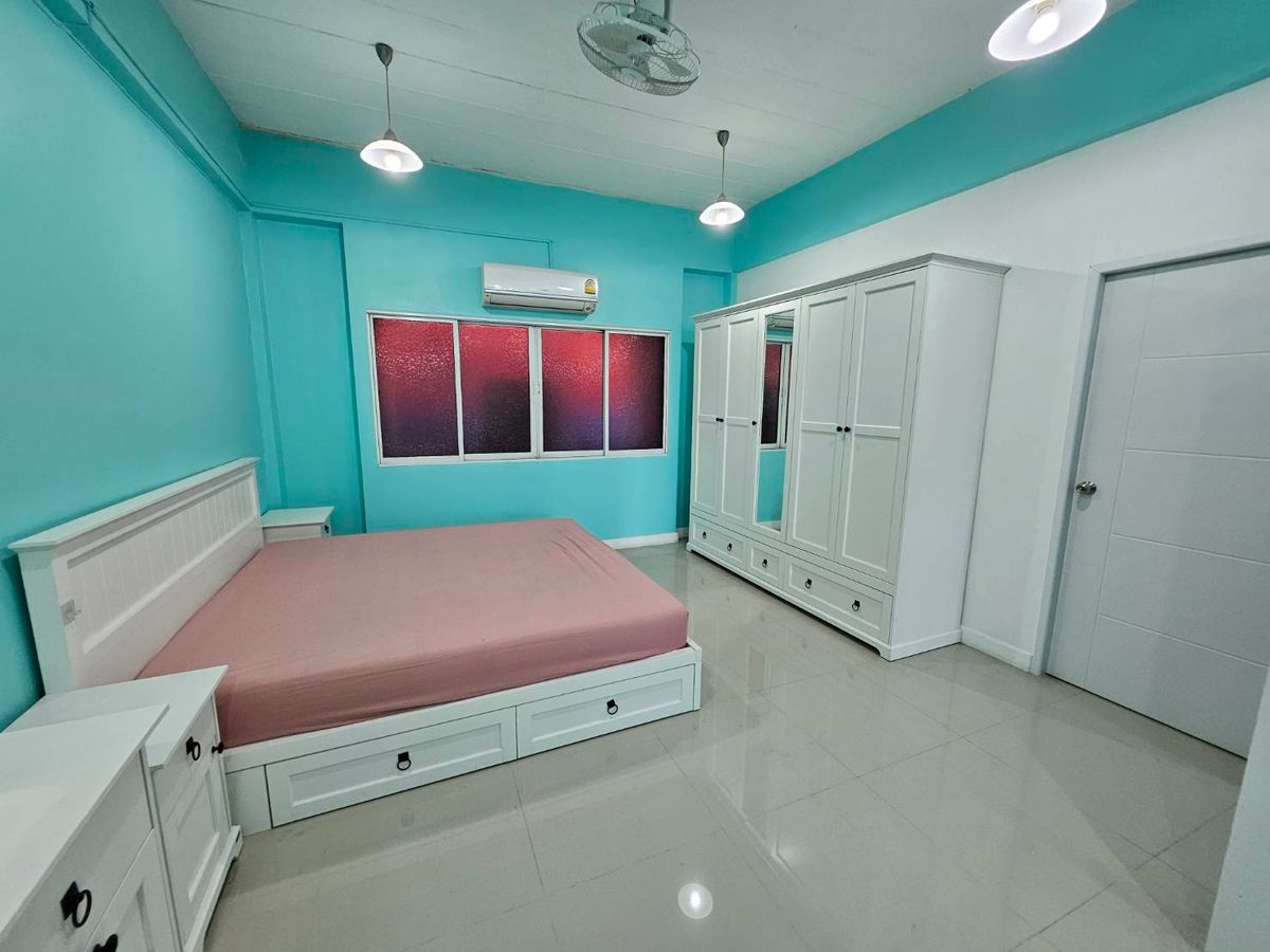For RentNawamin, Ramindra : Room for rent, ready to move in. Fully furnished. Big room size, animal is allowed. Good location, 0 meter from Ramintra Km.6 skytrain station