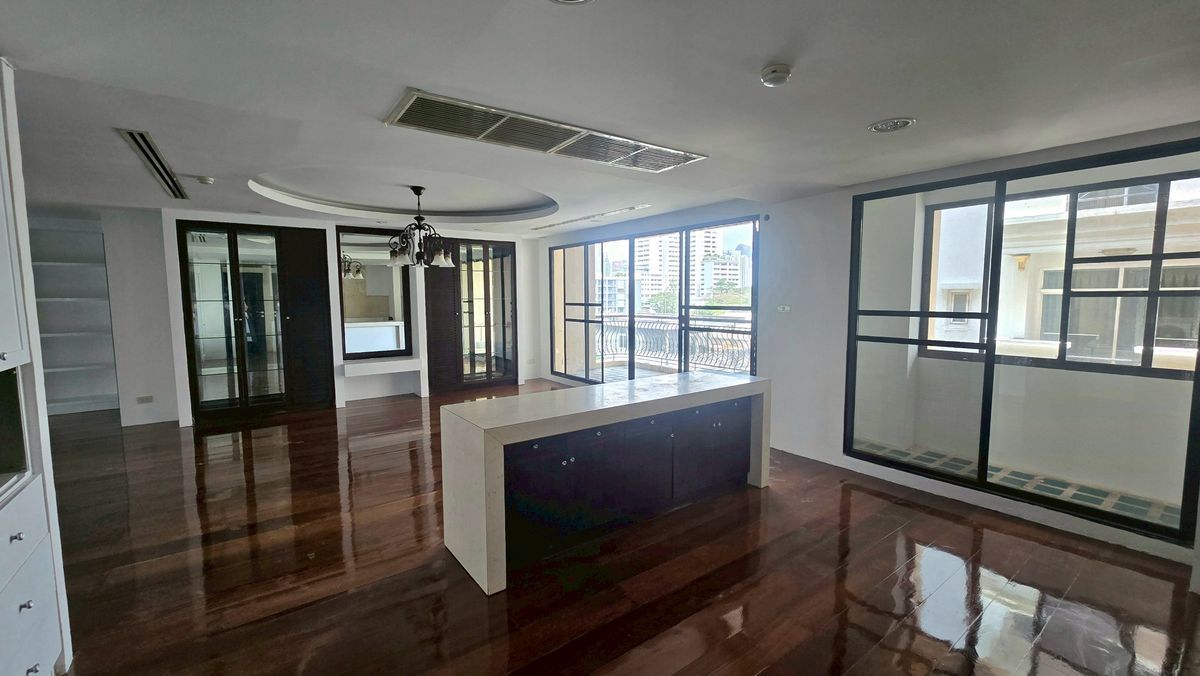ขายคอนโดสุขุมวิท อโศก ทองหล่อ : ขายคอนโดหาซื้อยาก! Low rise ไซส์ใหญ่พิเศษ เลี้ยงสัตว์ได้ คอนโดยูนิตน้อย เป็นส่วนตัวสุด ๆ เพียง 14 ยูนิตทั้งโครงการ