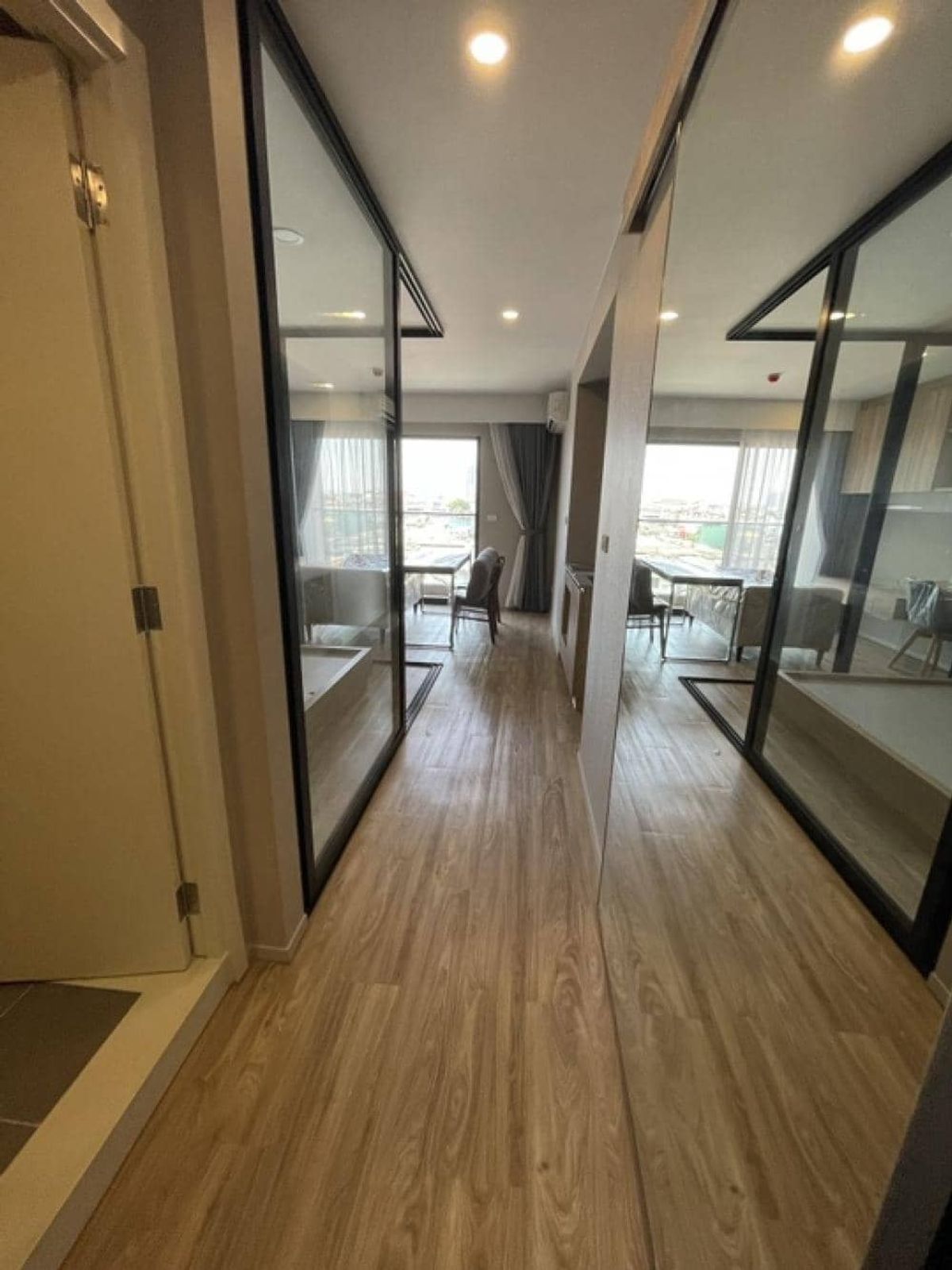 ขายคอนโดสาทร นราธิวาส : ขายด่วน ✨ Blossom Condo @ Sathorn - Charoenrat ✨ เฟอร์นิเจอร์ และ เครื่องใช้ไฟฟ้าครบ ใกล้ BTS สุรศักดิ์