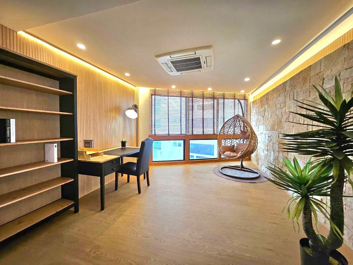 For RentCondoSukhumvit, Asoke, Thonglor : For Rent: Luxury Renovated 3-Bedroom Condo with Stunning Sunset View-President Park Sukhumvit 24