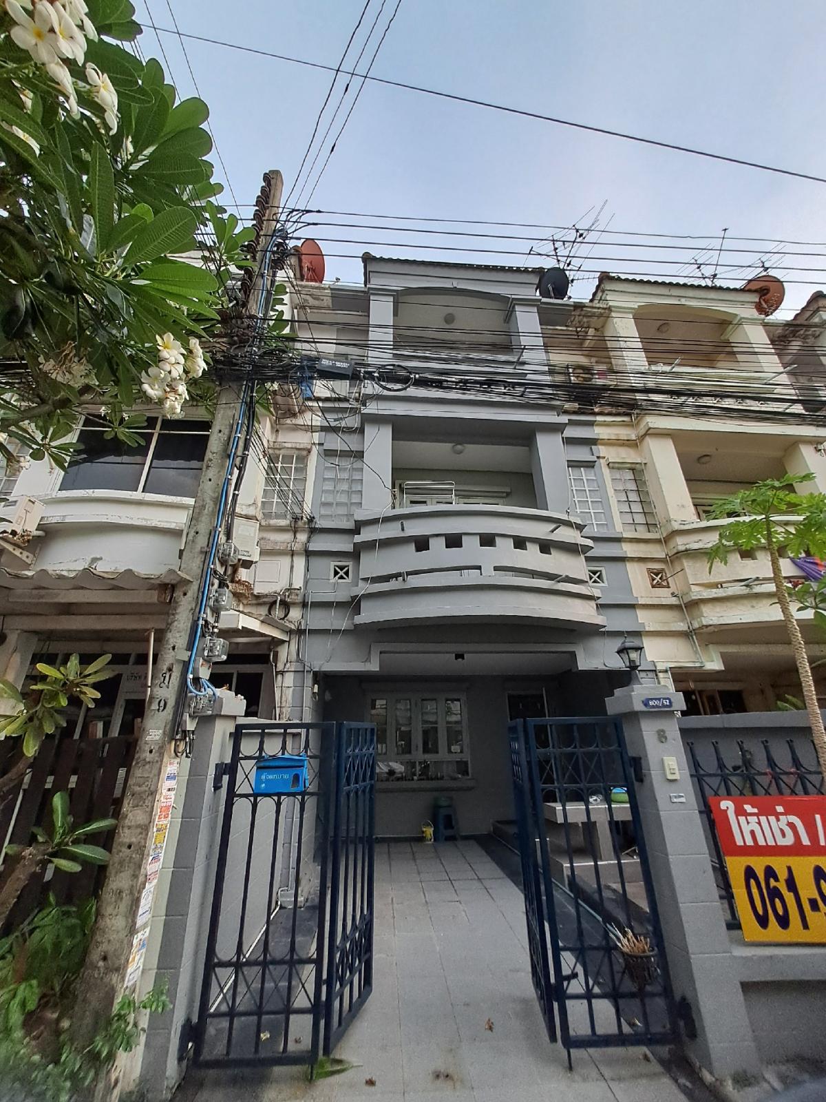 ให้เช่าทาวน์โฮมนวมินทร์ รามอินทรา : Townhome 3 ชั้น หมู่บ้าน ธนสิน 9  ให้เช่า 3 นอน 3น้ำ หมู่บ้านใกล้ ถนนใหญ่ ถนนนวมินทร์ ซอย นวมิยทร์ 86 ติดห้าง โลตัส สุขาภิบาล 1  หมู่บ้านอยู่ตรงข้าม ห้าง ไทวัสดุ สาขาถนนนวมินทร์  ใกล้ รพ.พญาไท นวมินทร  ซอยใหญ่ ไม่เปลี่บว ปากซอย มี ร้าน 711