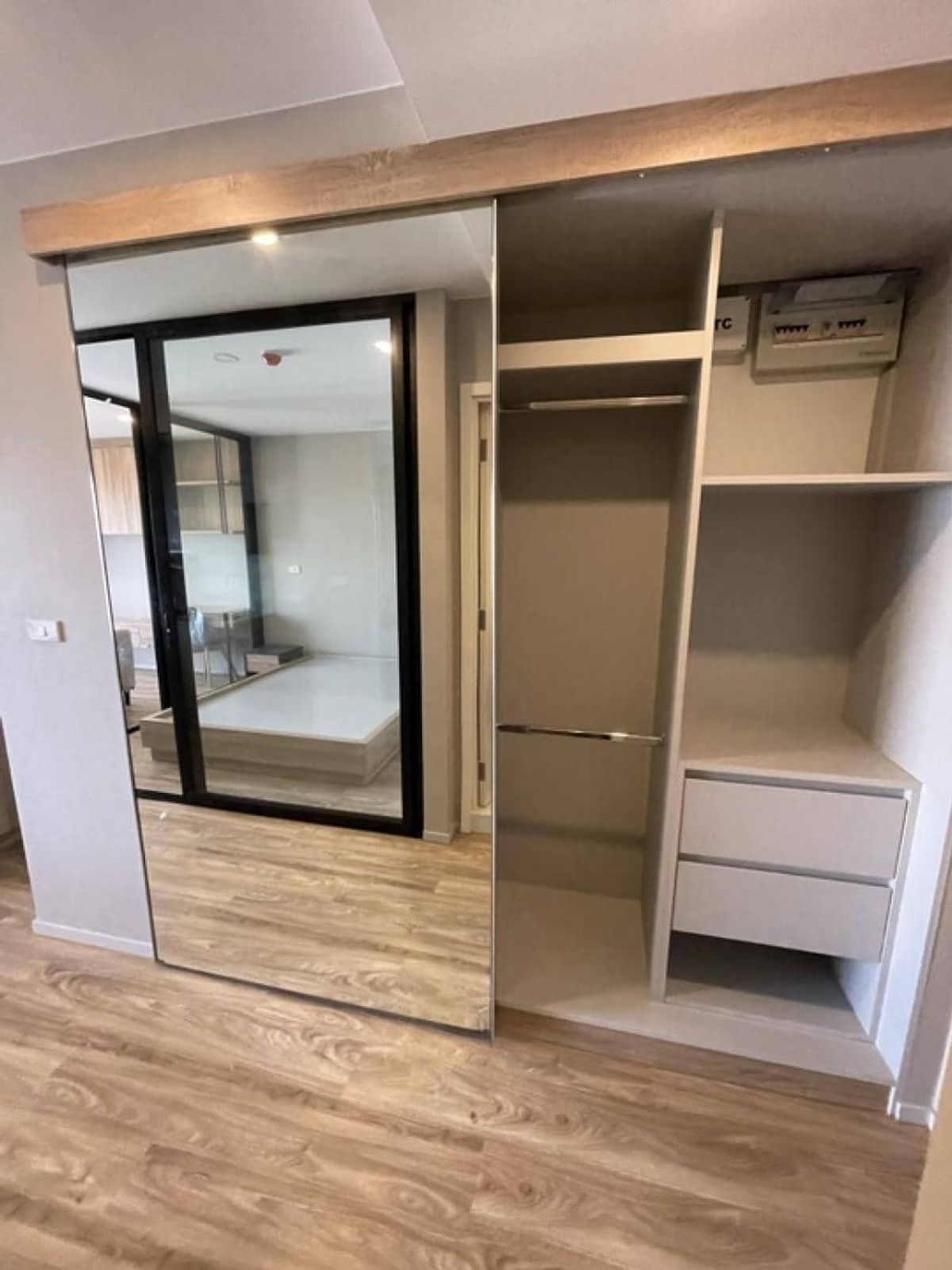 ขายคอนโดสาทร นราธิวาส : ขายด่วน ✨ Blossom Condo @ Sathorn - Charoenrat ✨ เฟอร์นิเจอร์ และ เครื่องใช้ไฟฟ้าครบ ใกล้ BTS สุรศักดิ์