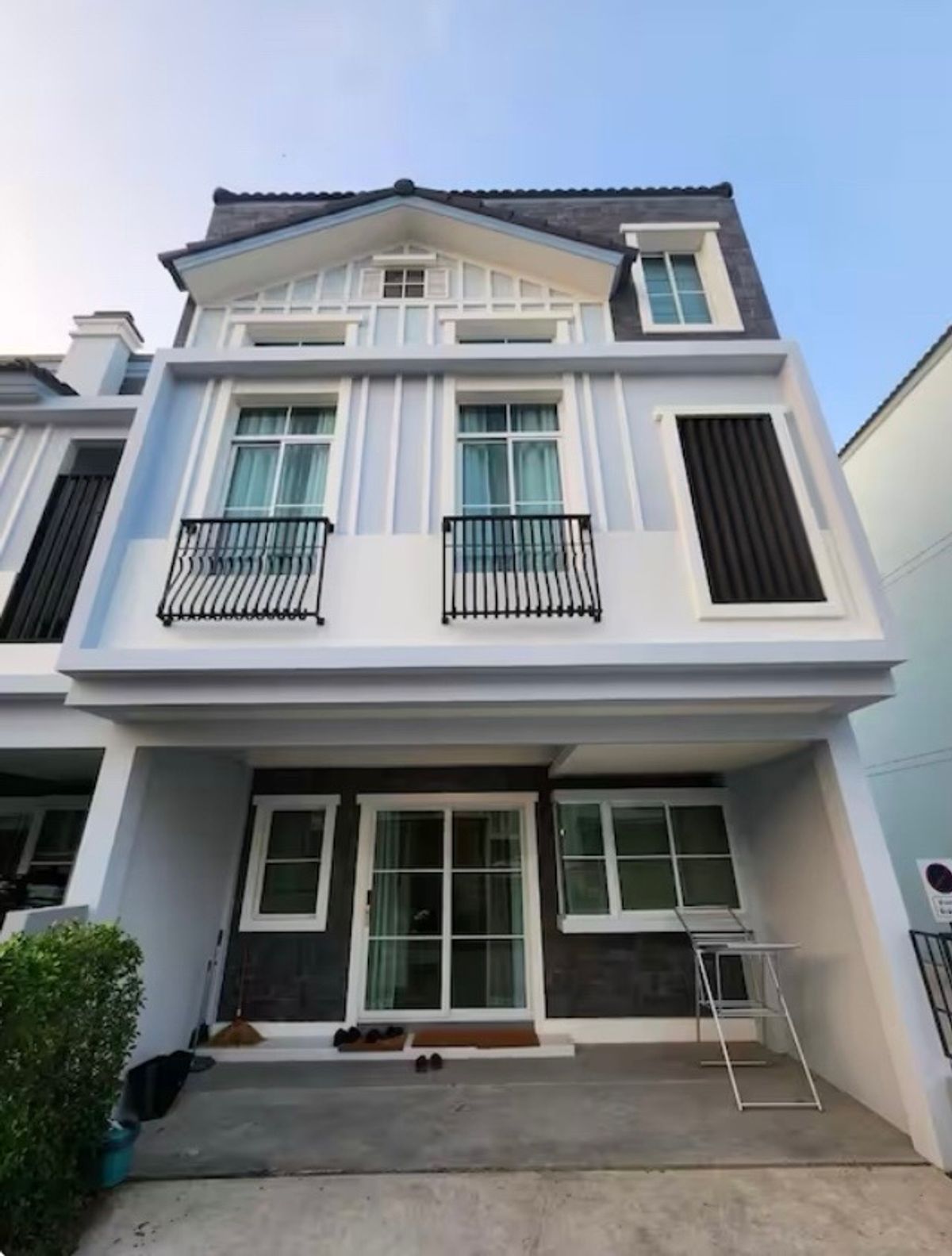 ให้เช่าทาวน์โฮมบางนา แบริ่ง ลาซาล : ทาวน์โฮม 2 ชั้น พร้อมเฟอร์นิเจอร์ ตกแต่งสวยงาม ให้เช่า ย่านบางนา-บางแก้ว ใกล้มหาวิทยาลัยรามคำแหง วิทยาเขตบางนา เพียง 700 เมตร