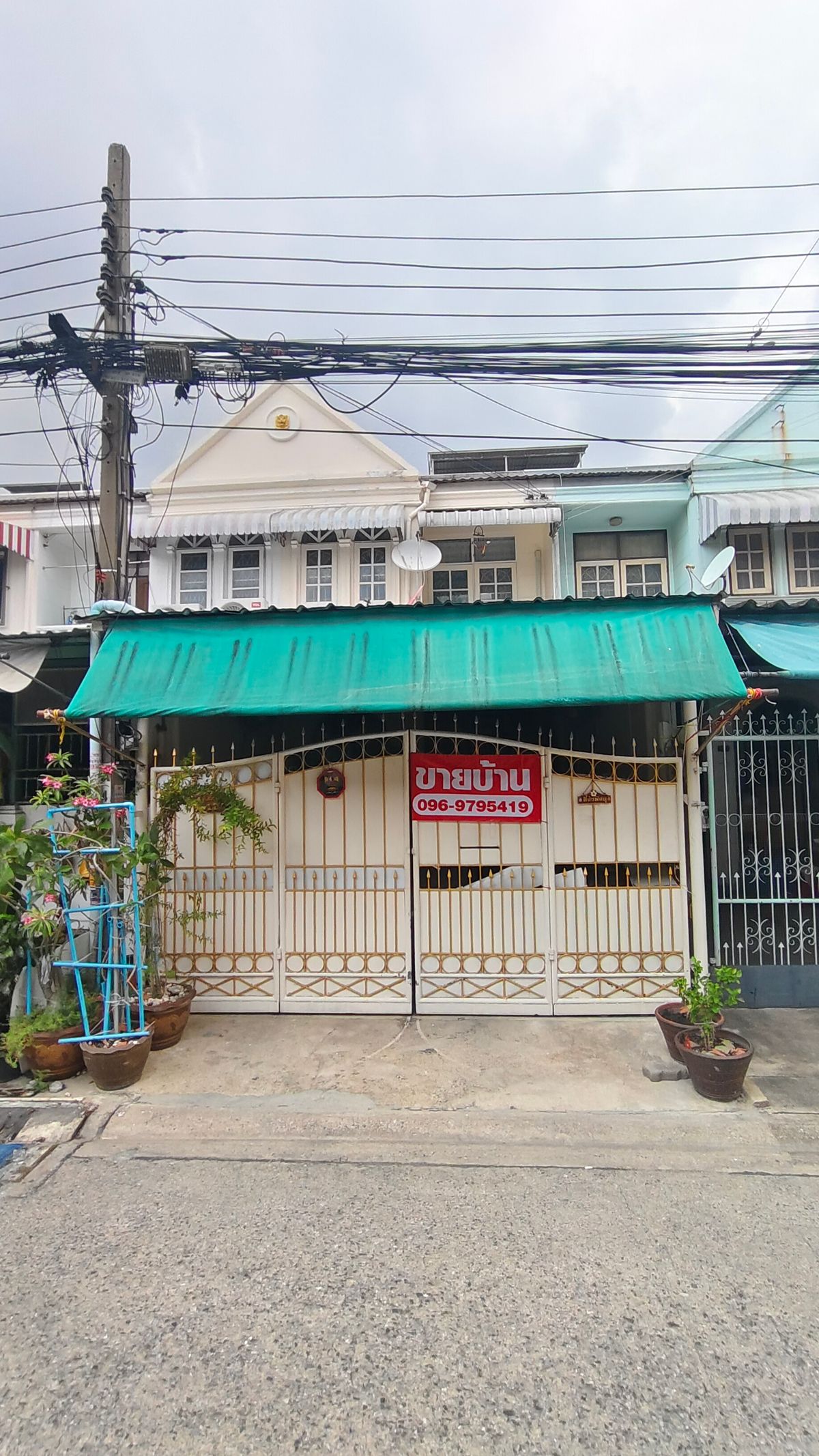For SaleTownhomeOnnut, Udomsuk : 27 square wah of townhouse for sale in Soi Prawit and friends 8/2 Bangchak Phra Khanong