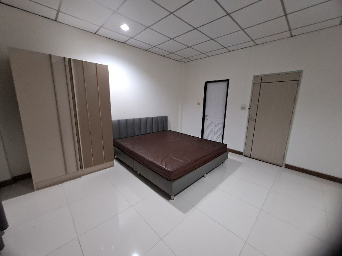 For RentTownhomeNawamin, Ramindra : Townhome 3 floors, Thanasin 9 Village, 3 bedrooms, 3 water, near the main road, Nawamin Road, Soi Nawamiyot 86, next to Lotus Sukhaphiban mall, 1 village, opposite the Thai Watsadu Mall, Nawamin Road, near Phayathai Nawamin Hospital, Soi Yai, no.