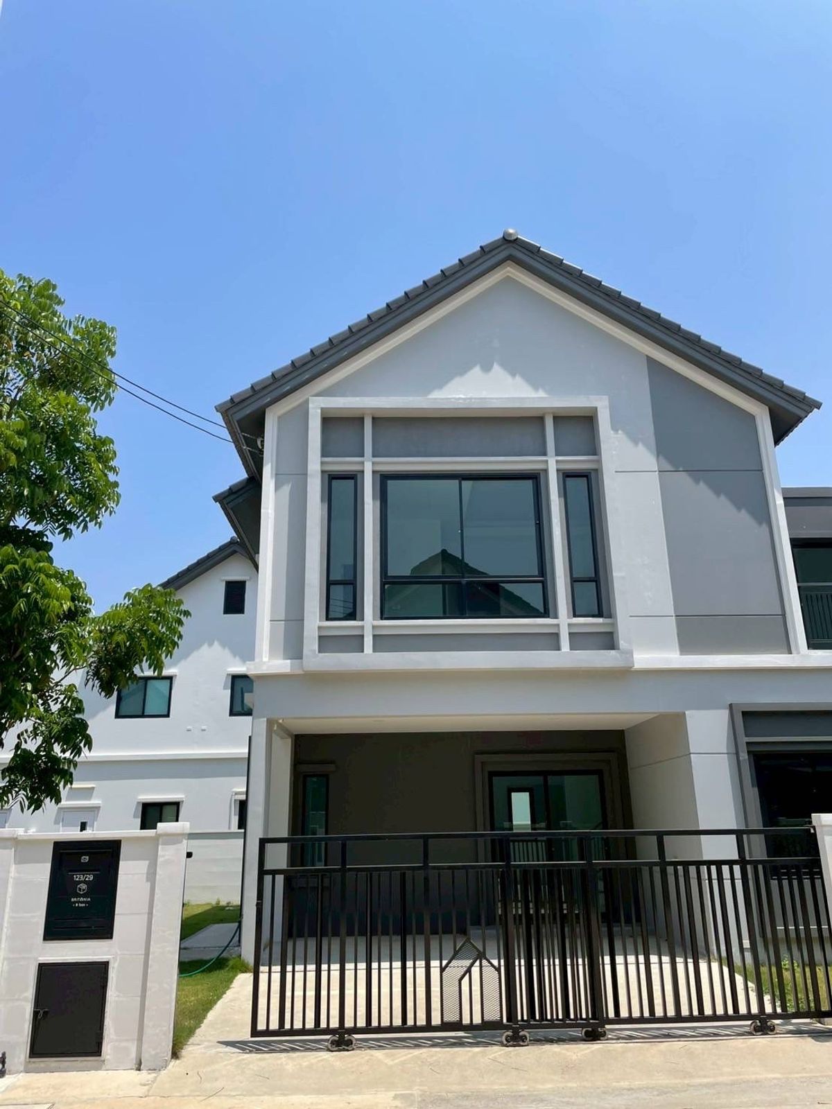 For SalePathum Thani,Rangsit, Thammasat : Urgent sale !!! Britania Tiwanon Rajapruek Project 🏠 2 -story twin house, BRIGHTLING house, twin house, detached house function 🏡 Price only 6.39 million baht, beautiful corner plot
