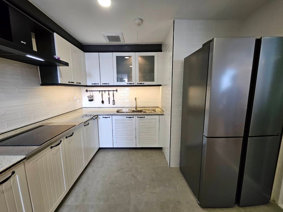 For RentCondoSukhumvit, Asoke, Thonglor : For Rent: Luxury Renovated 3-Bedroom Condo with Stunning Sunset View-President Park Sukhumvit 24